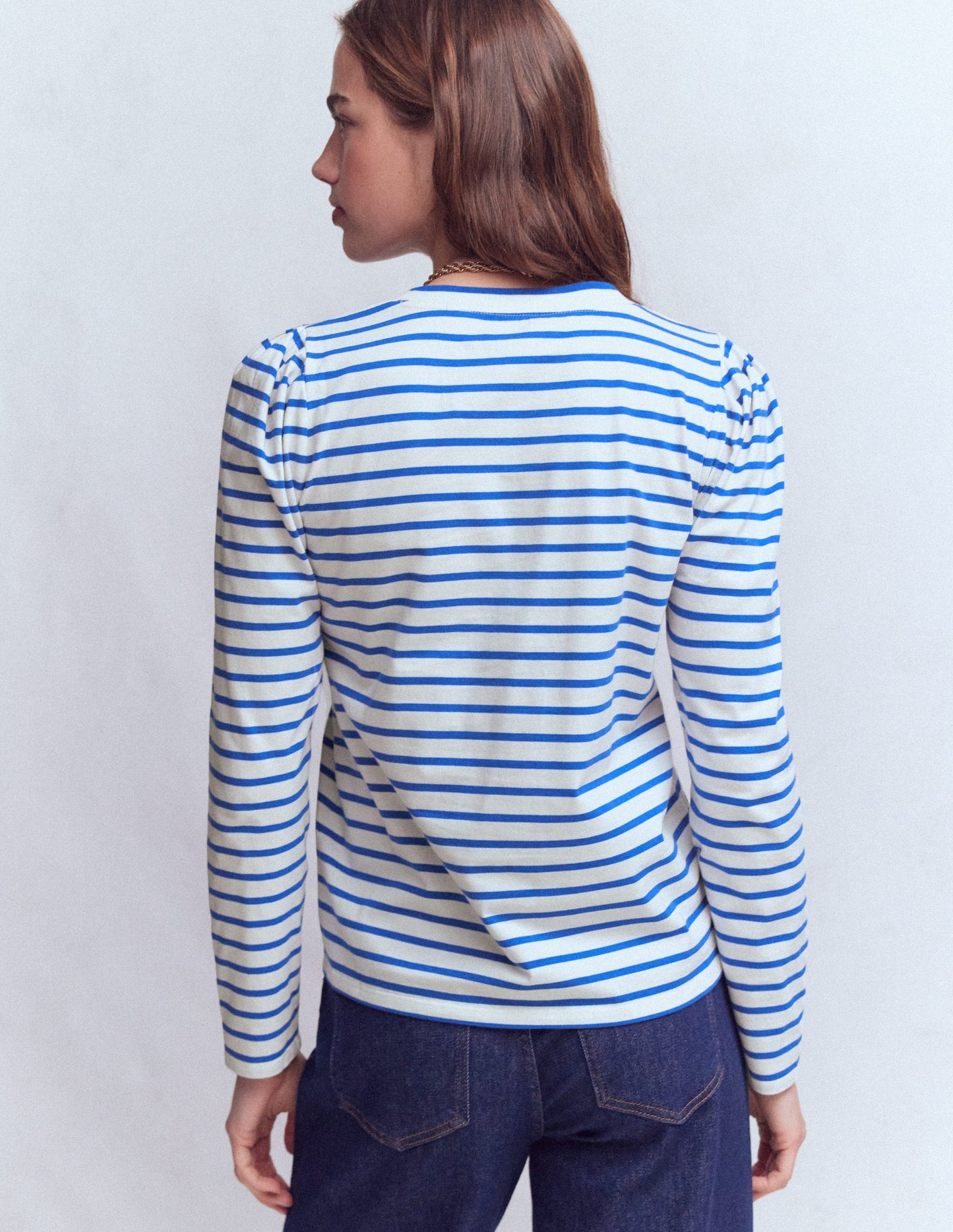 Gestreiftes Oberteil mit Faltendetail am Ärmel-Beaucoup Blue und Naturweiß Streifen