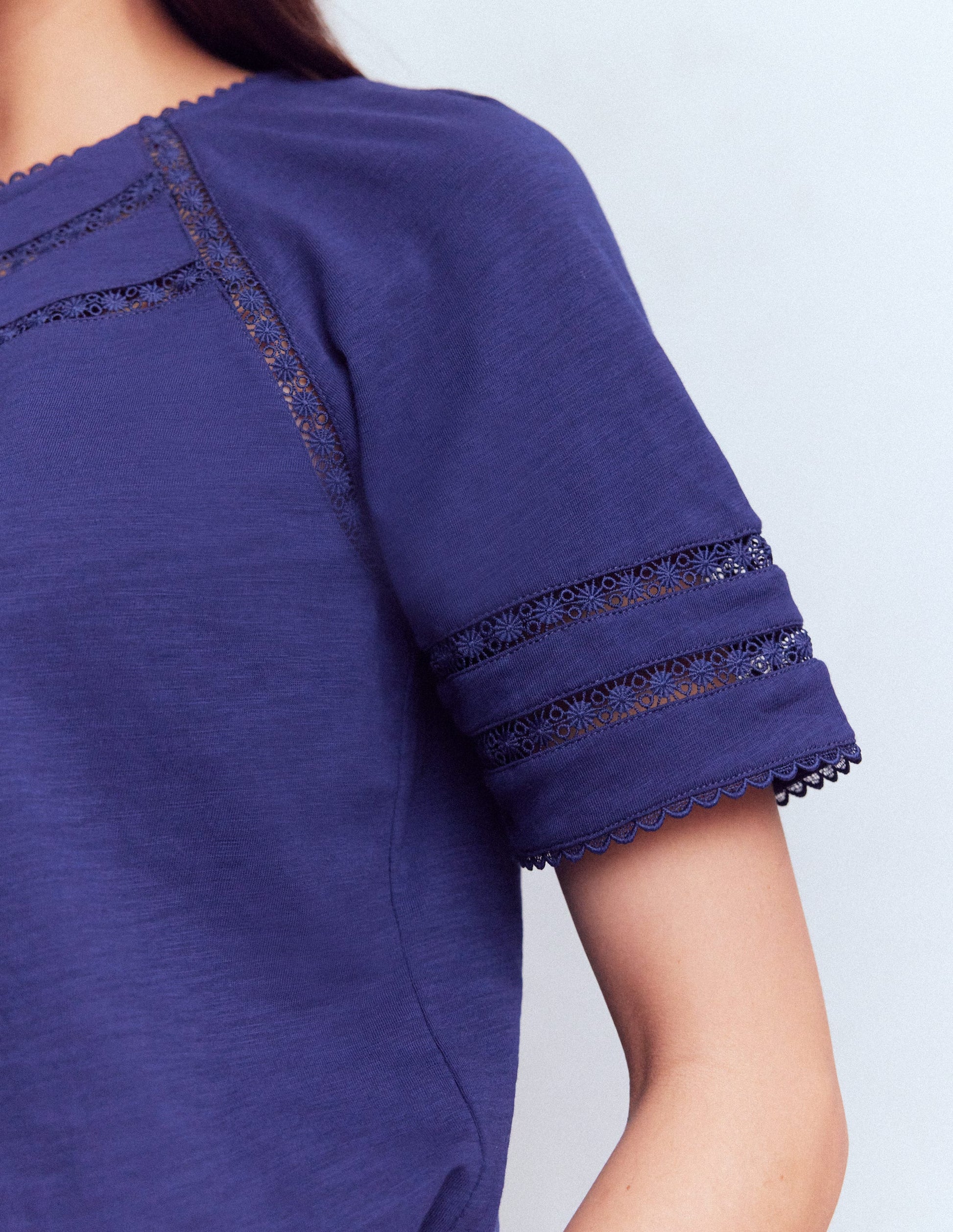 Poppy T-Shirt mit Rundhalsausschnitt und Besatz-Signalblau-2