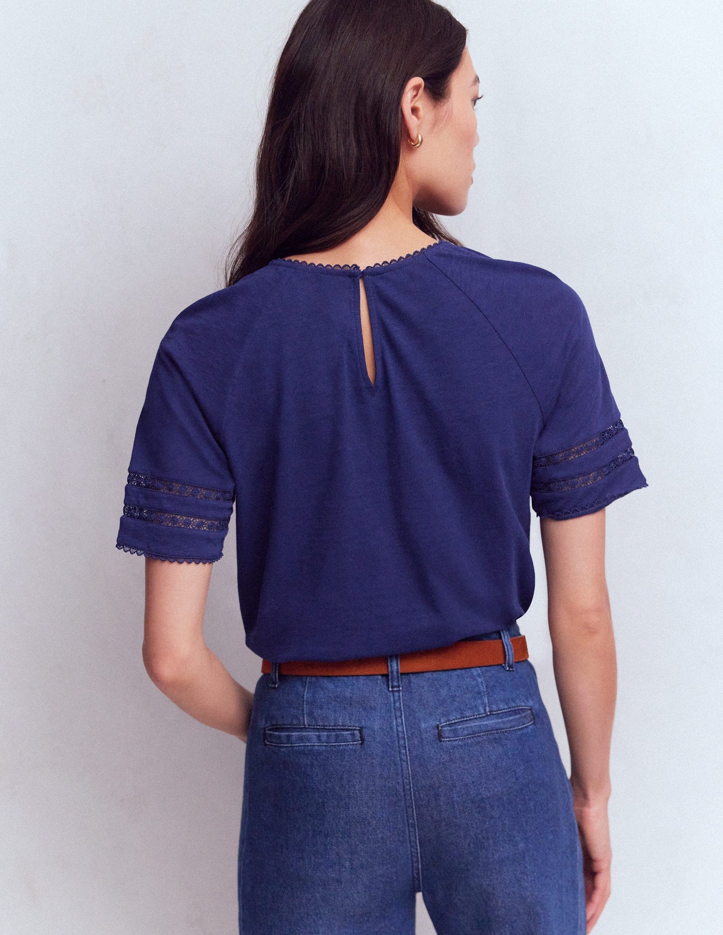 Poppy T-Shirt mit Rundhalsausschnitt und Besatz-Signalblau