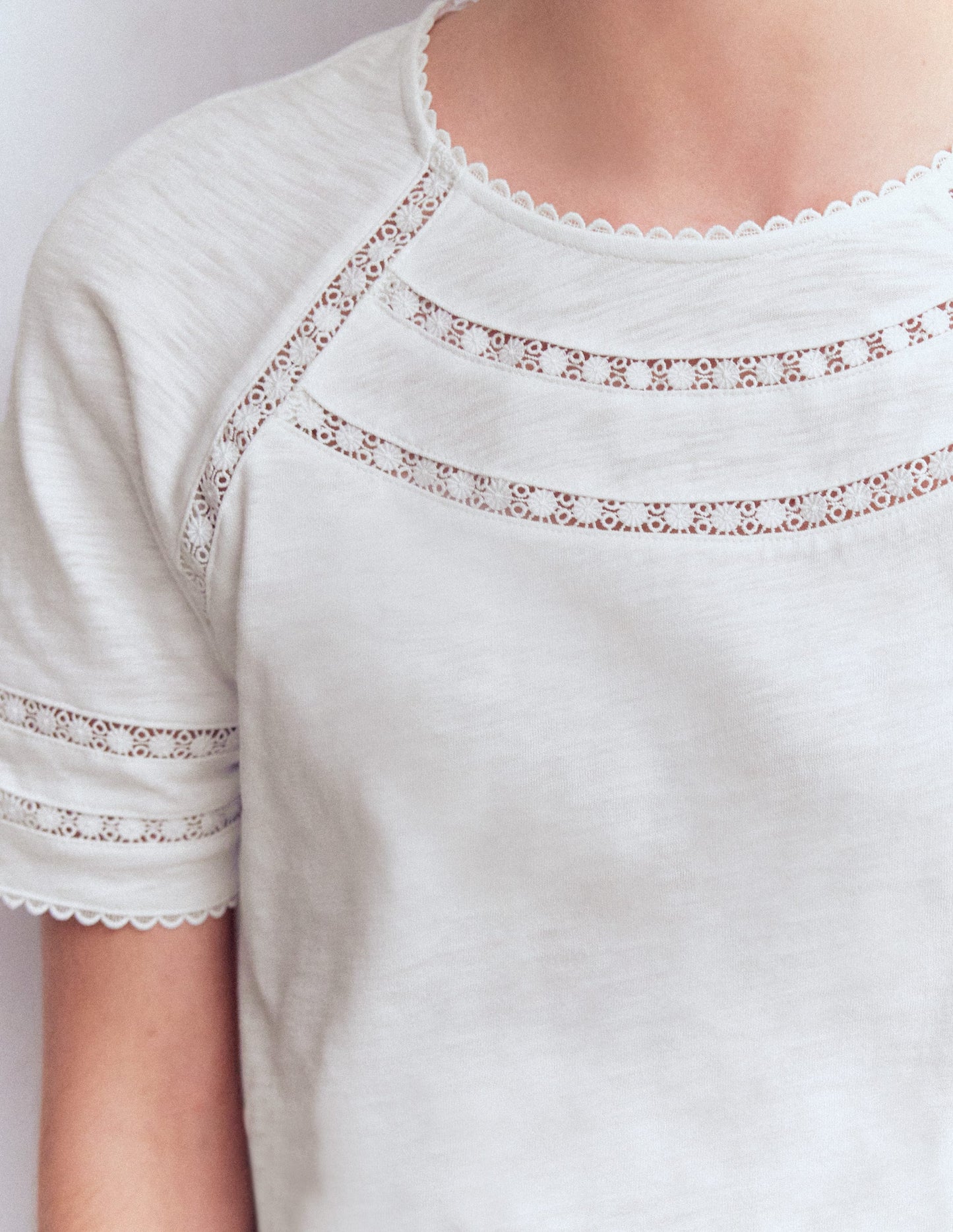 Poppy T-Shirt mit Rundhalsausschnitt und Besatz-Weiß