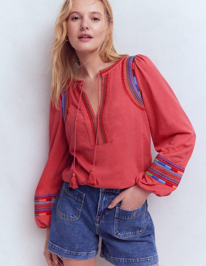 Besticktes Oberteil mit gekerbtem Ausschnitt-Stechpalmenbeere