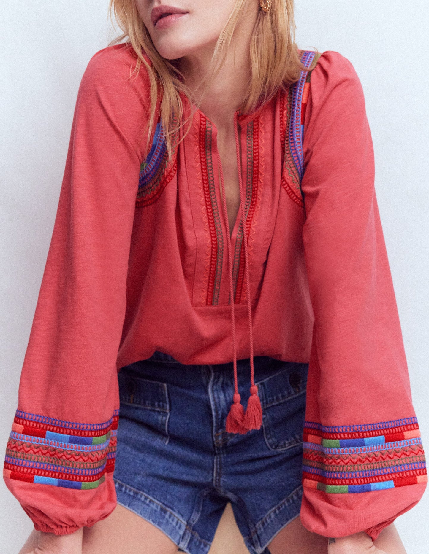 Besticktes Oberteil mit gekerbtem Ausschnitt-Stechpalmenbeere