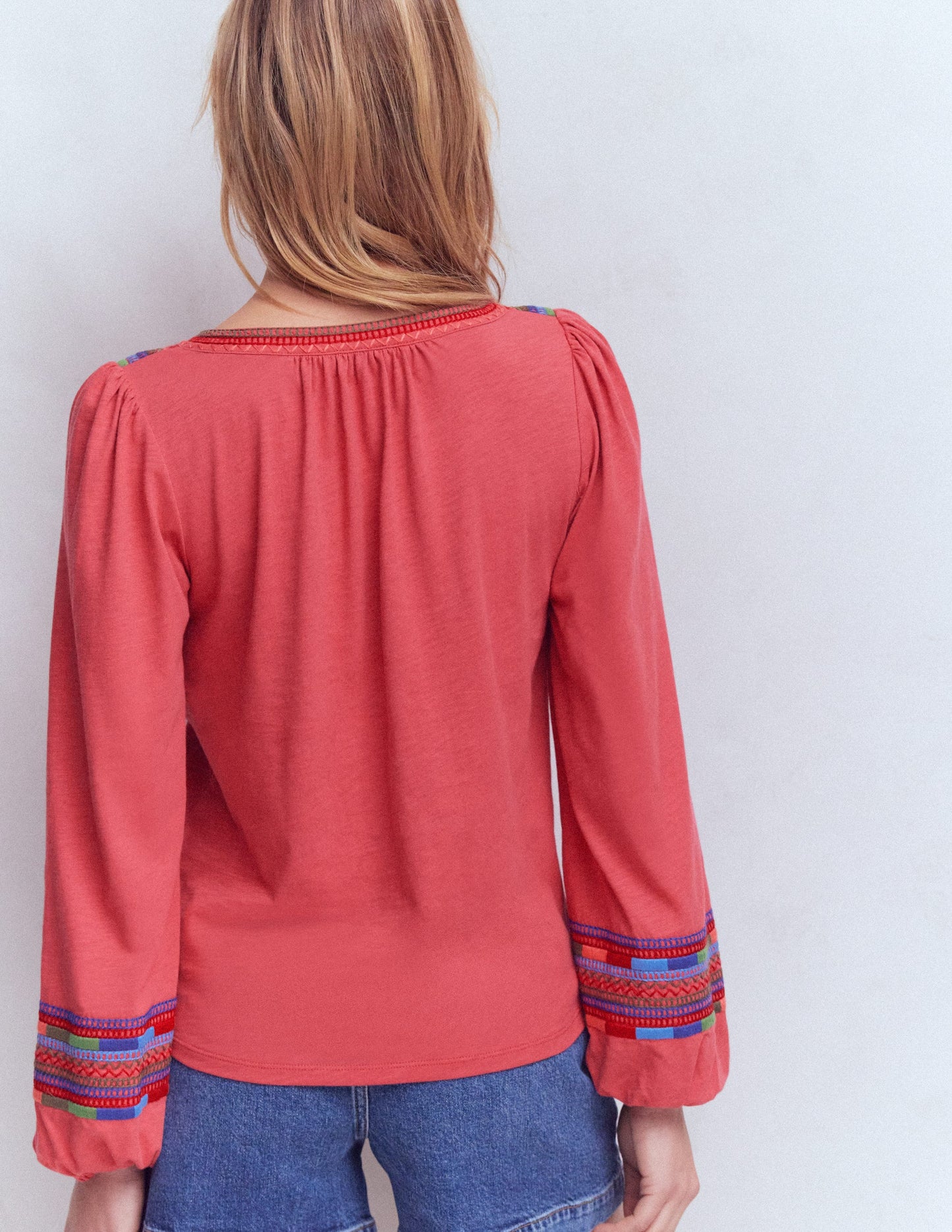 Besticktes Oberteil mit gekerbtem Ausschnitt-Stechpalmenbeere