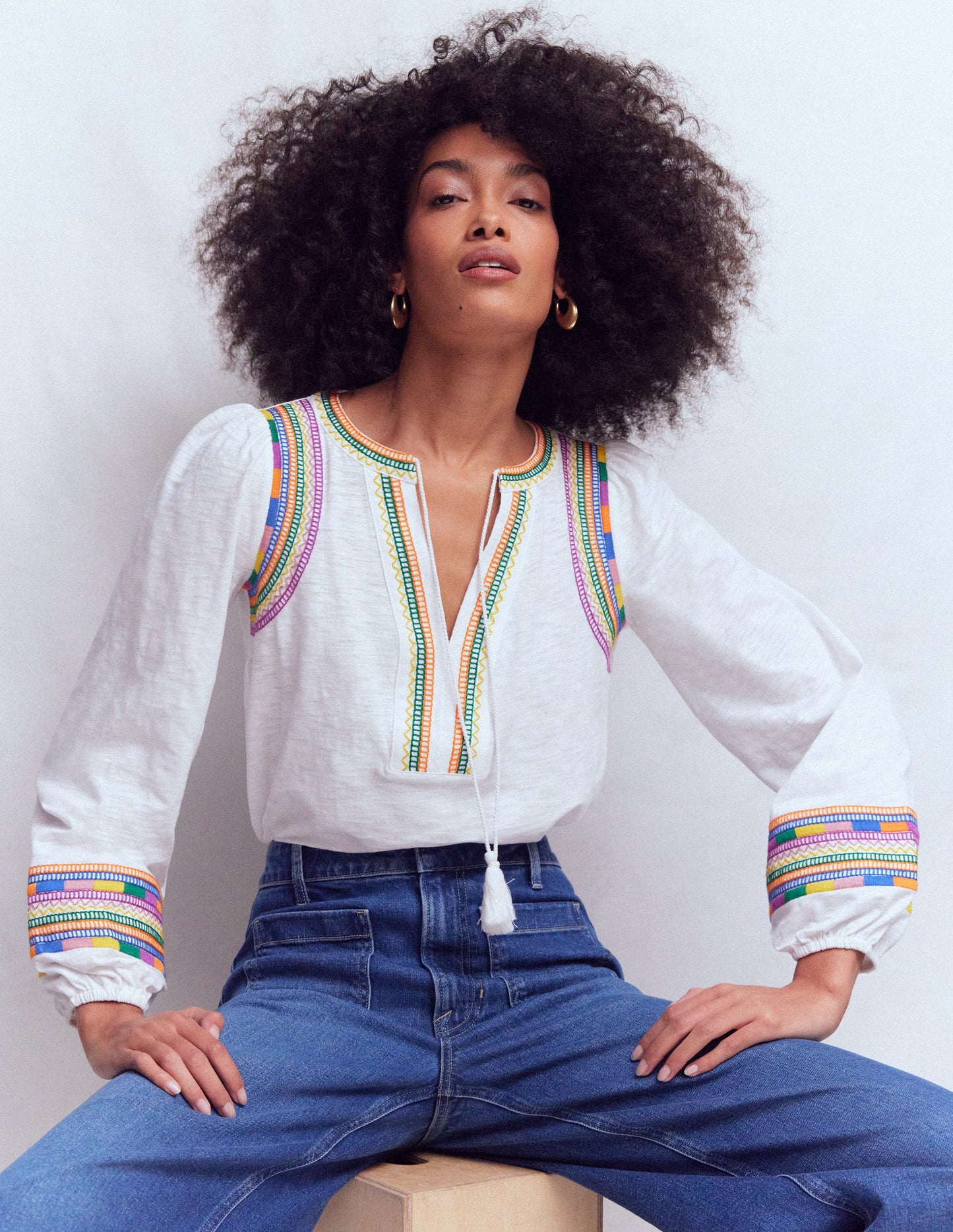 Besticktes Oberteil mit gekerbtem Ausschnitt-Weiß Bunt Stickerei