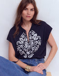 Nina T-Shirt mit gekerbtem Ausschnitt und Stickerei-Navy, Stickerei