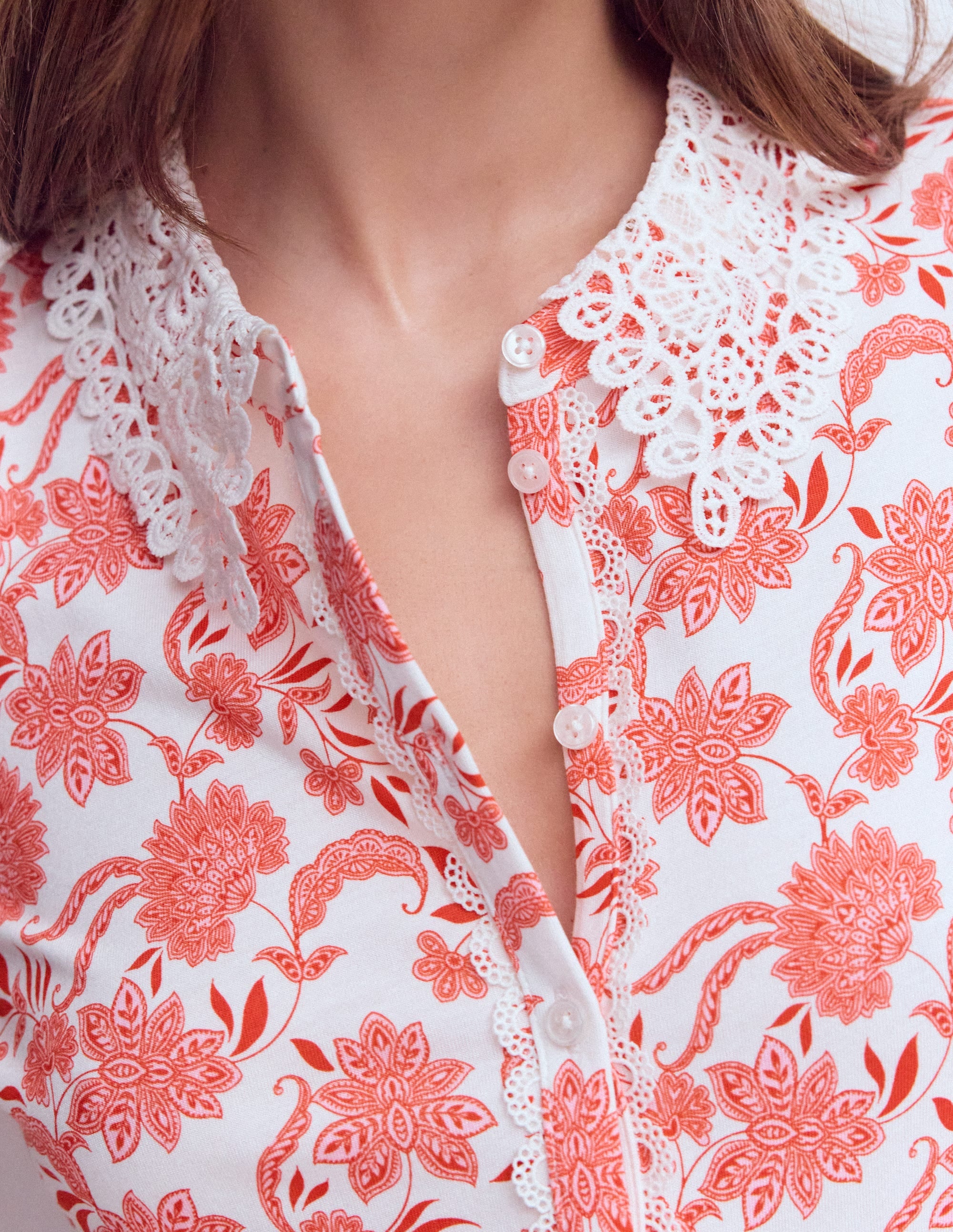 Nessa Bluse mit Lochstickerei am Kragen-Pink Geblümt - Image 2