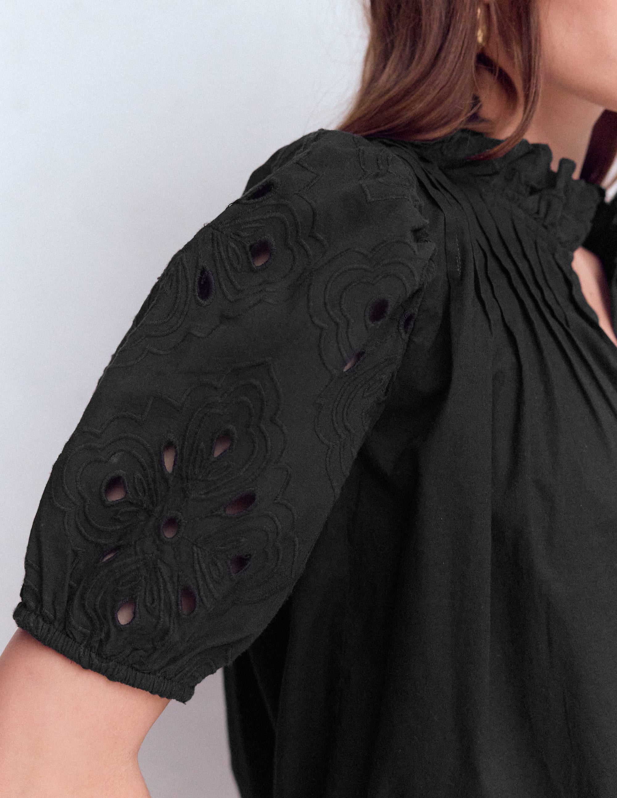 Oberteil mit Cutwork und Puffärmeln-Schwarz - Image 2
