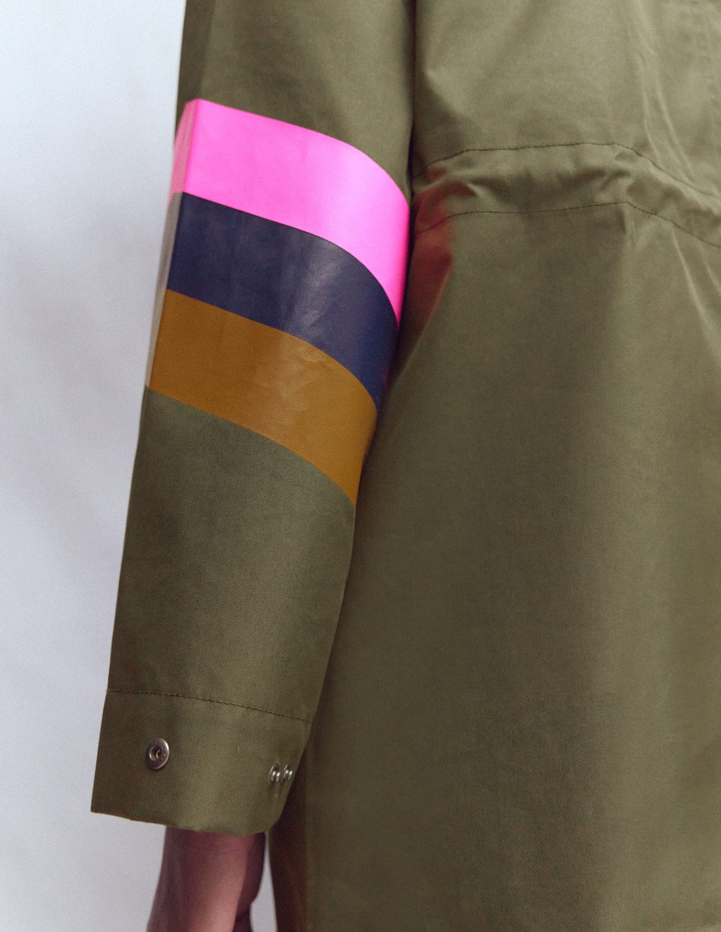 Gestreifter, langer Regenmantel-Waldgrün, Gestreift