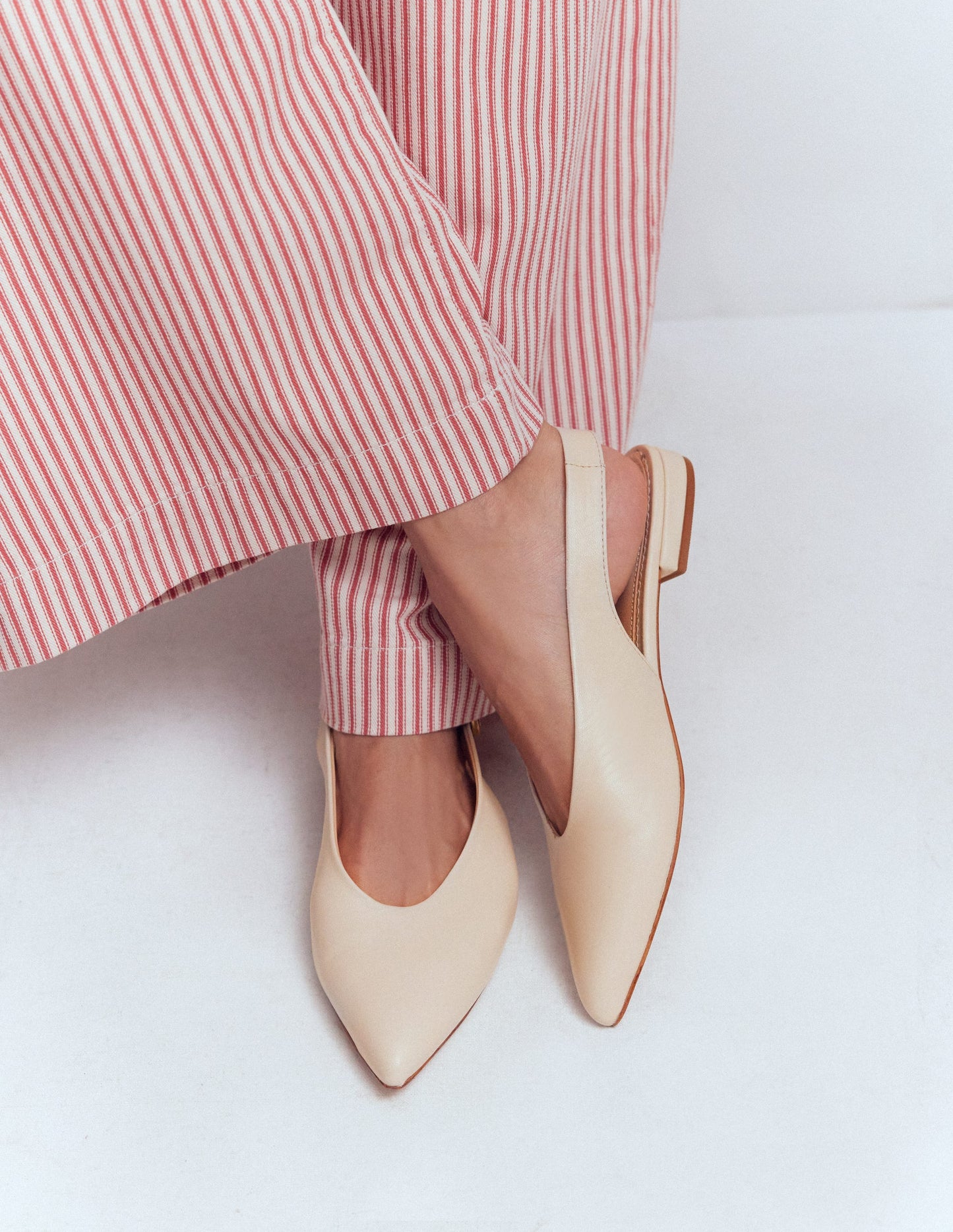 Hochgeschnittene, flache Schuhe mit spitzem Zehenbereich-Beige