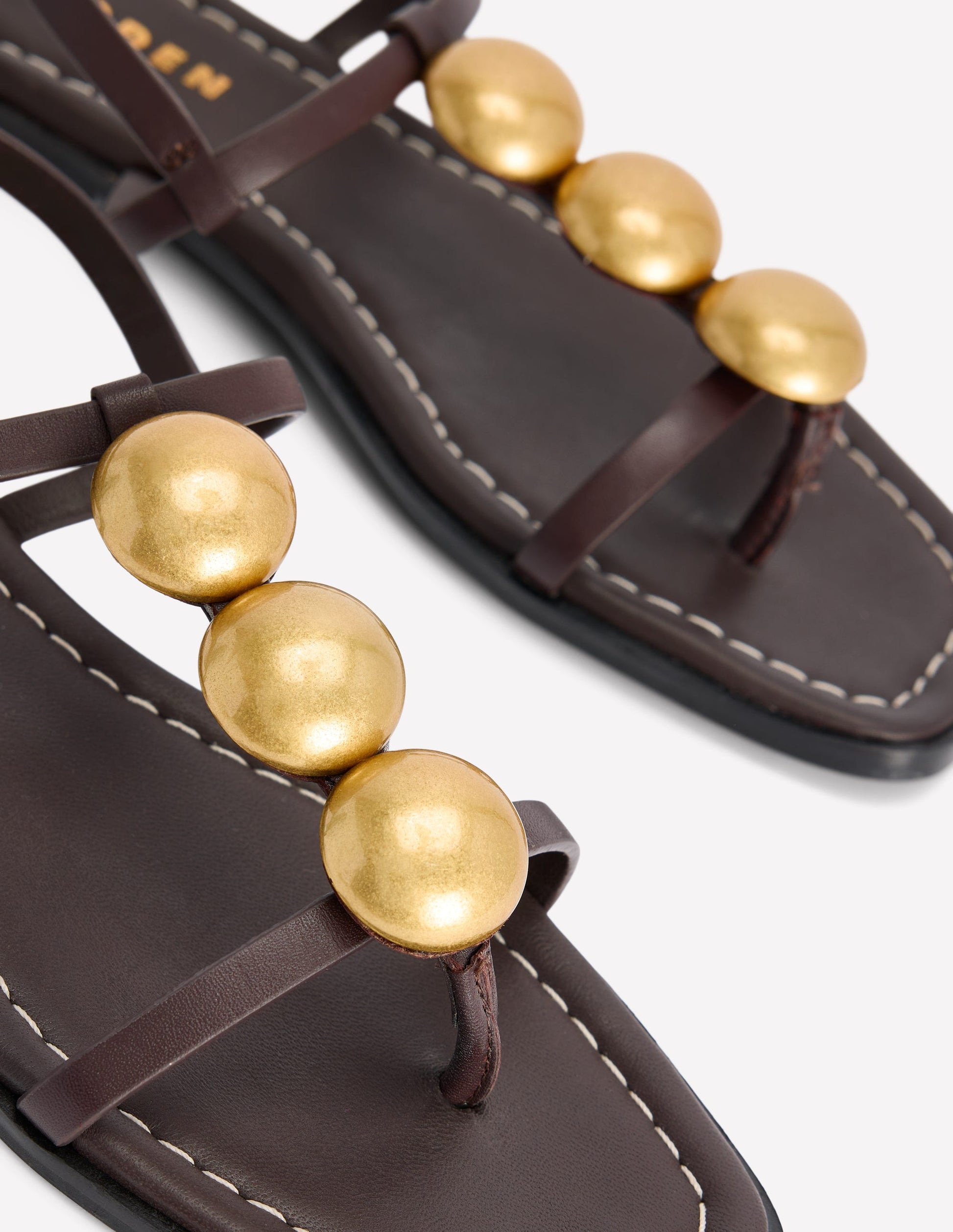 Flache Sandalen mit Scheibendetails-Dunkle Schokolade-4