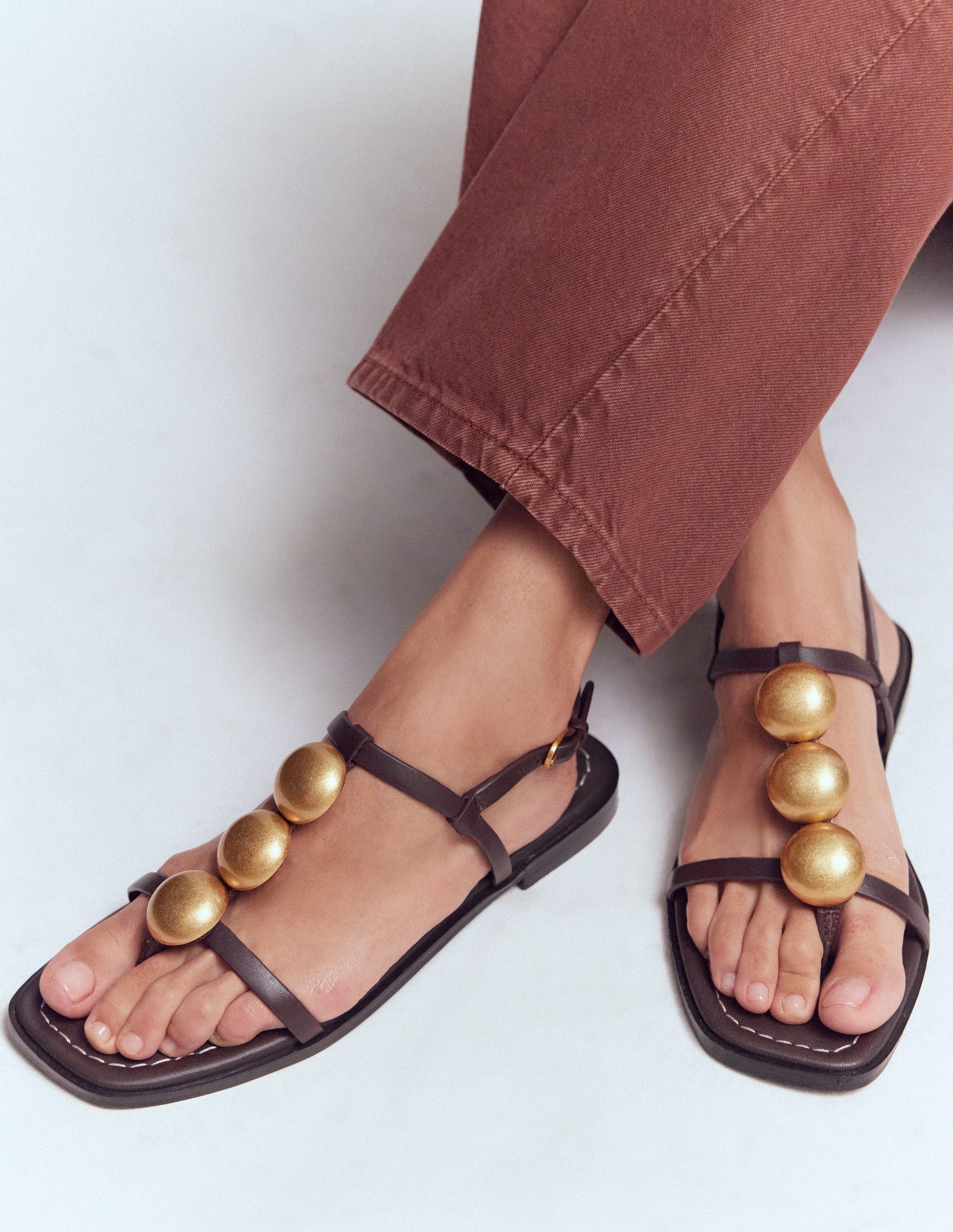 Flache Sandalen mit Scheibendetails-Dunkle Schokolade-2