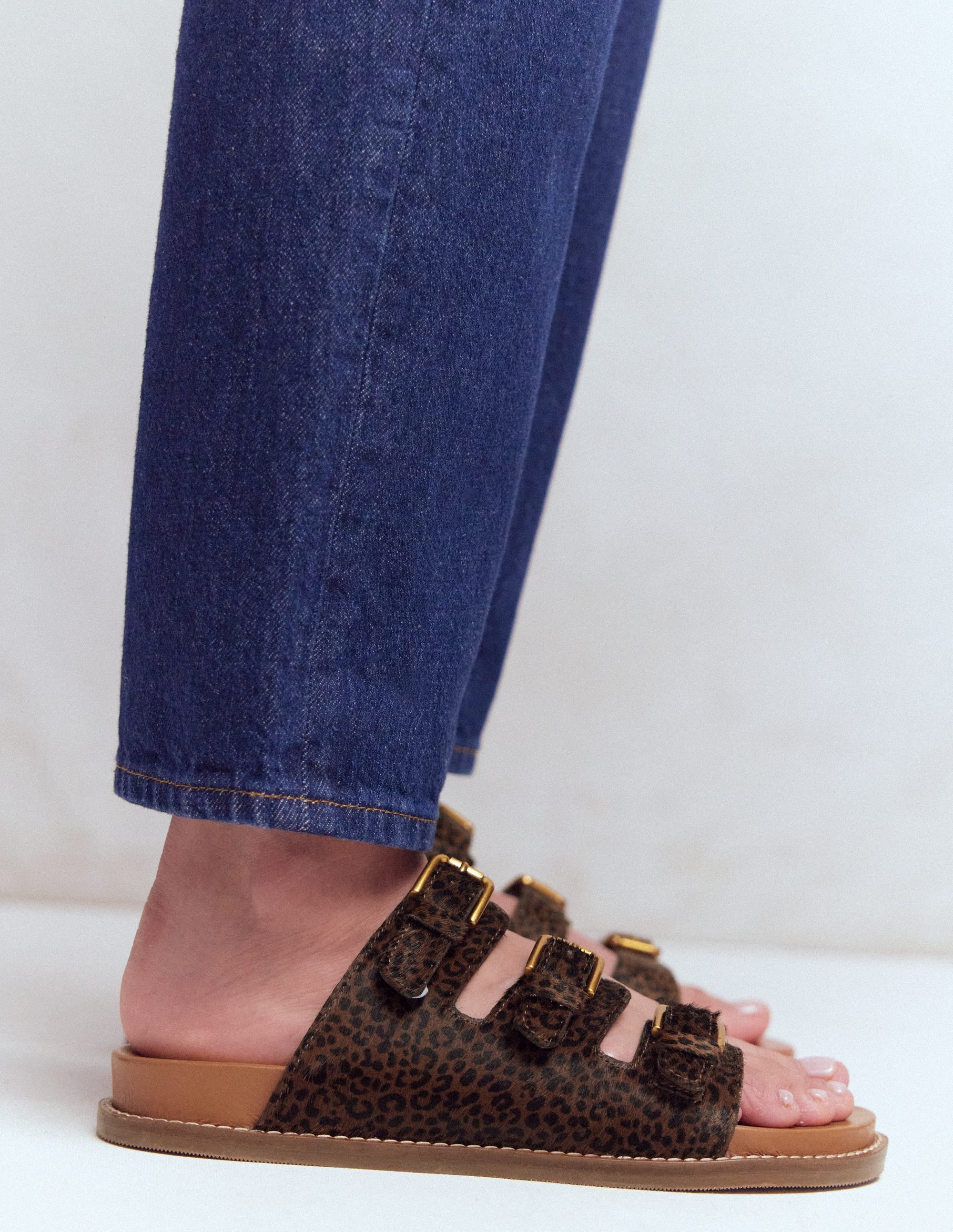 Sandalen mit drei Riemen und Fußbett-Mohair, Leopardenmuster - Image 3