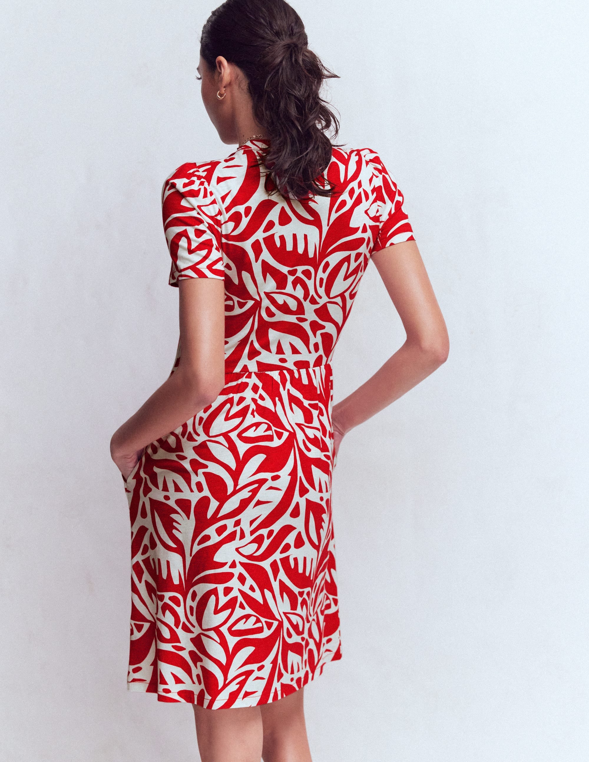 Naomi Kurzärmliges Kleid-Merida Rot, Blattkaskade Mono - Image 3