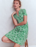 Robe Naomi à manches courtes-Vert frais, motif Meadow Scatter