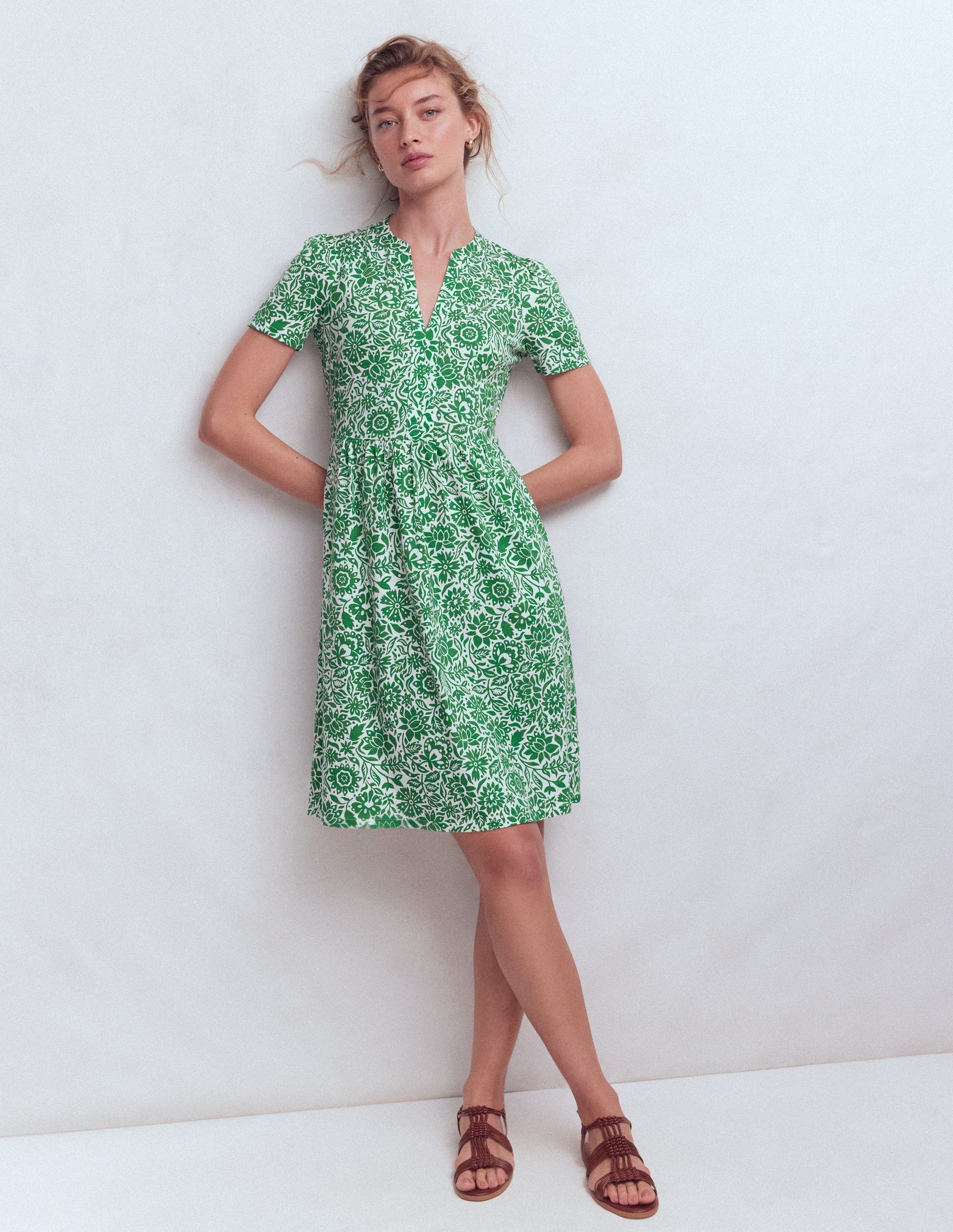 Robe courte Naomi en jersey-Vert frais, motif Meadow Scatter-4