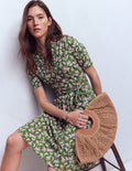 Robe Daisy virevoltante en jersey-Vert promenade, motif Dainty Blooms