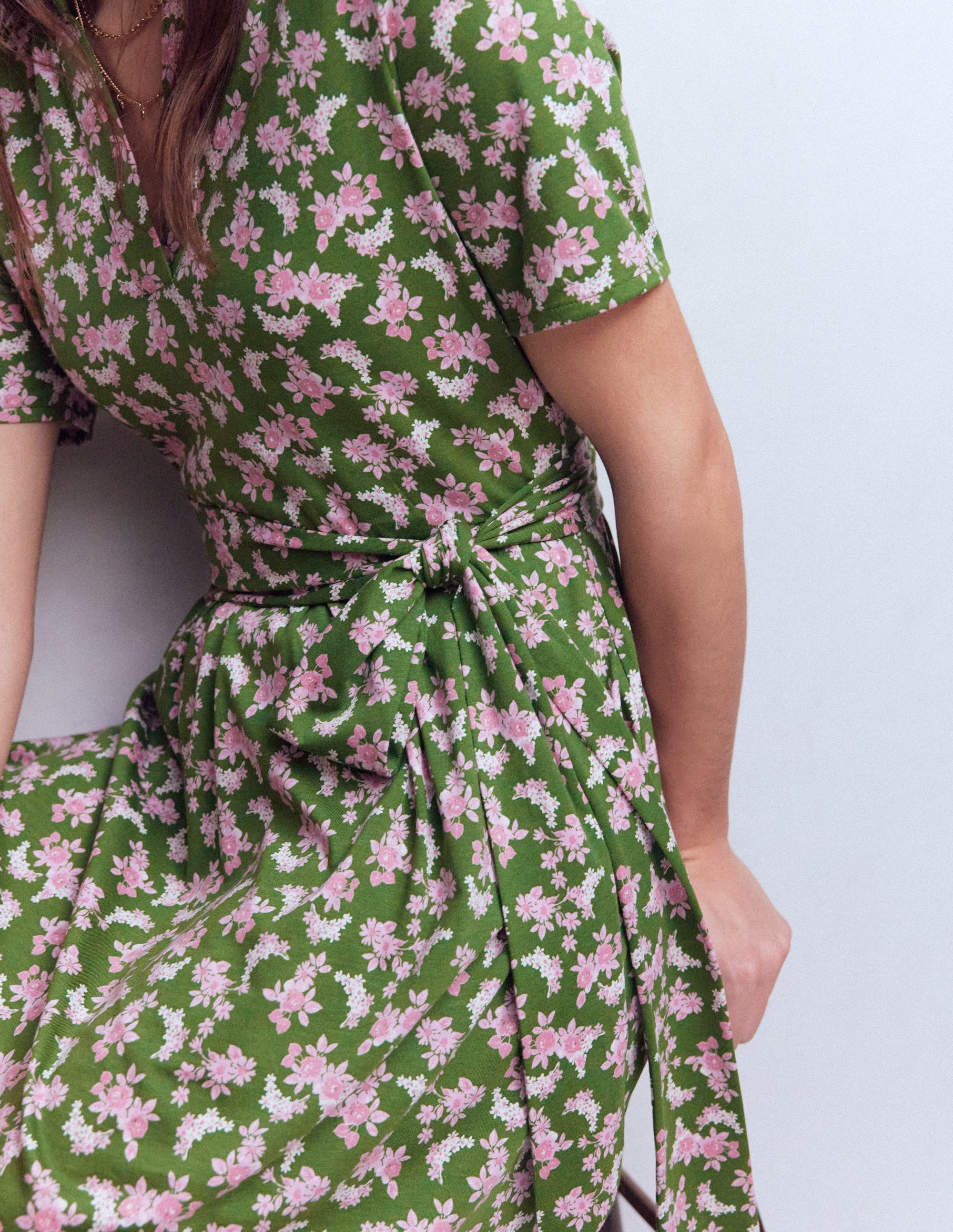 Daisy Ausgestelltes Jerseykleid-Promenadengrün, Zarte Blüten - Image 2