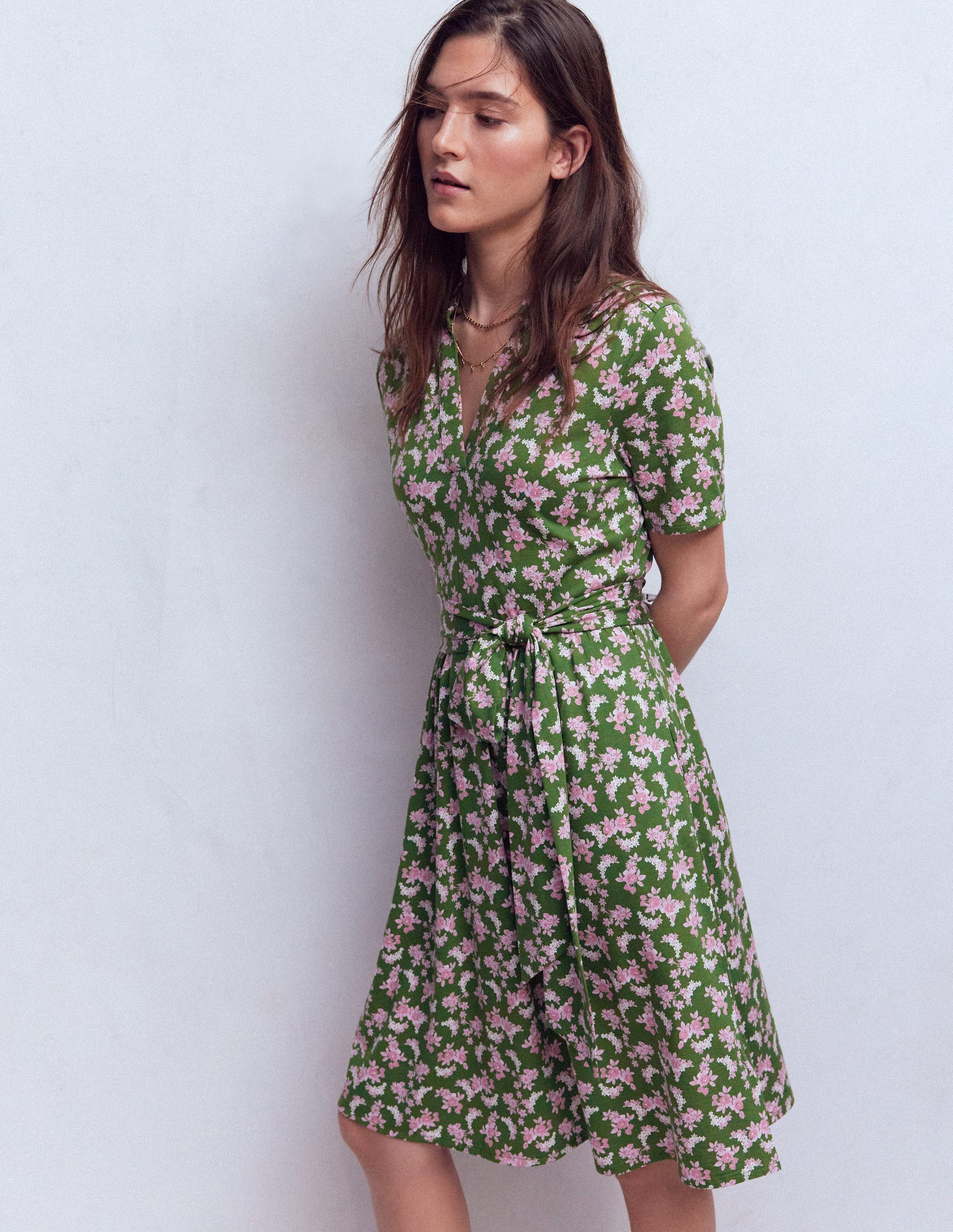 Robe Daisy virevoltante en jersey-Vert promenade, motif Dainty Blooms-5