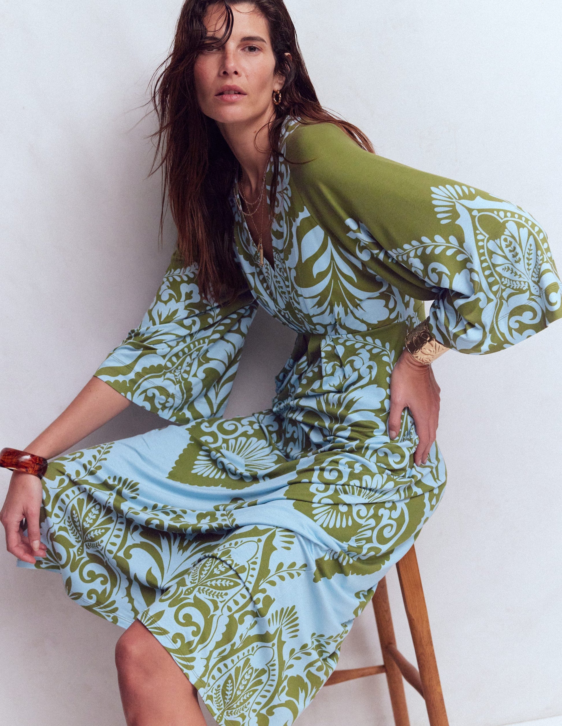 Nell Midi-Kimonokleid aus Jersey-Olivgrün, Ziergarten-3