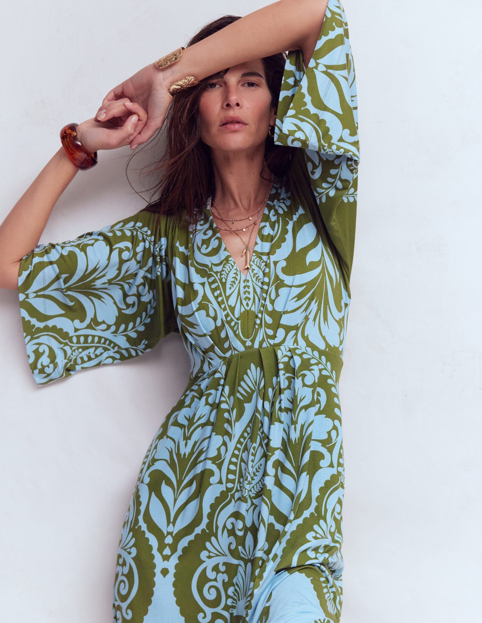 Nell Midi-Kimonokleid aus Jersey-Olivgrün, Ziergarten-4