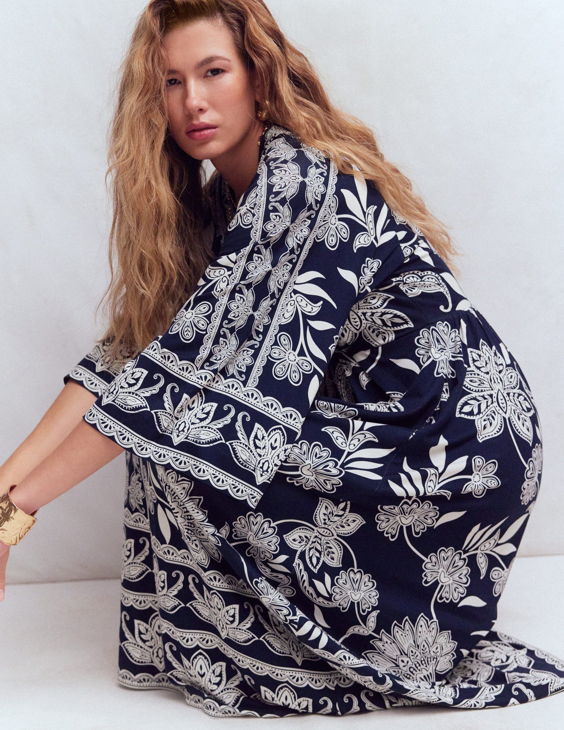 Nell Midi-Kimonokleid aus Jersey-Marineblau, Elegante Blüten-5