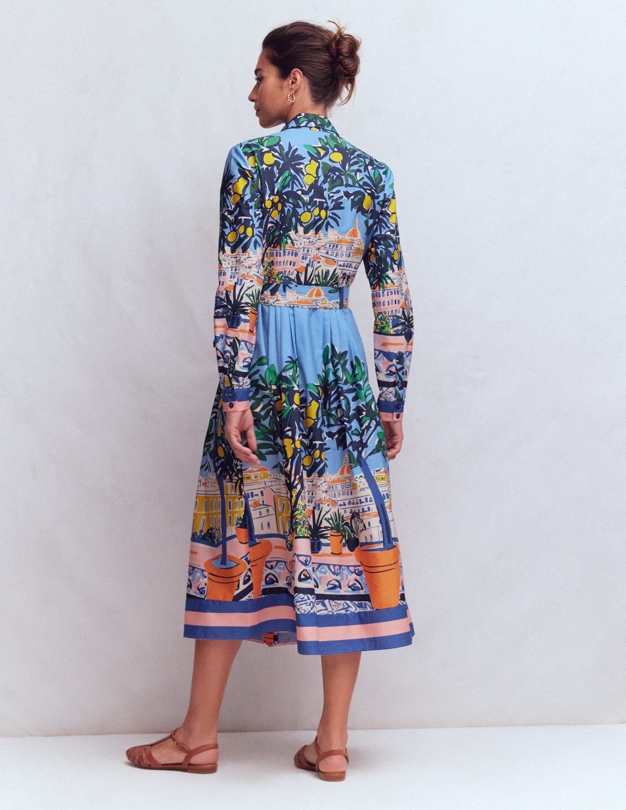 Alexa Midi-Hemdblusenkleid aus Baumwolle-Bunt Balkonszene - Image 3
