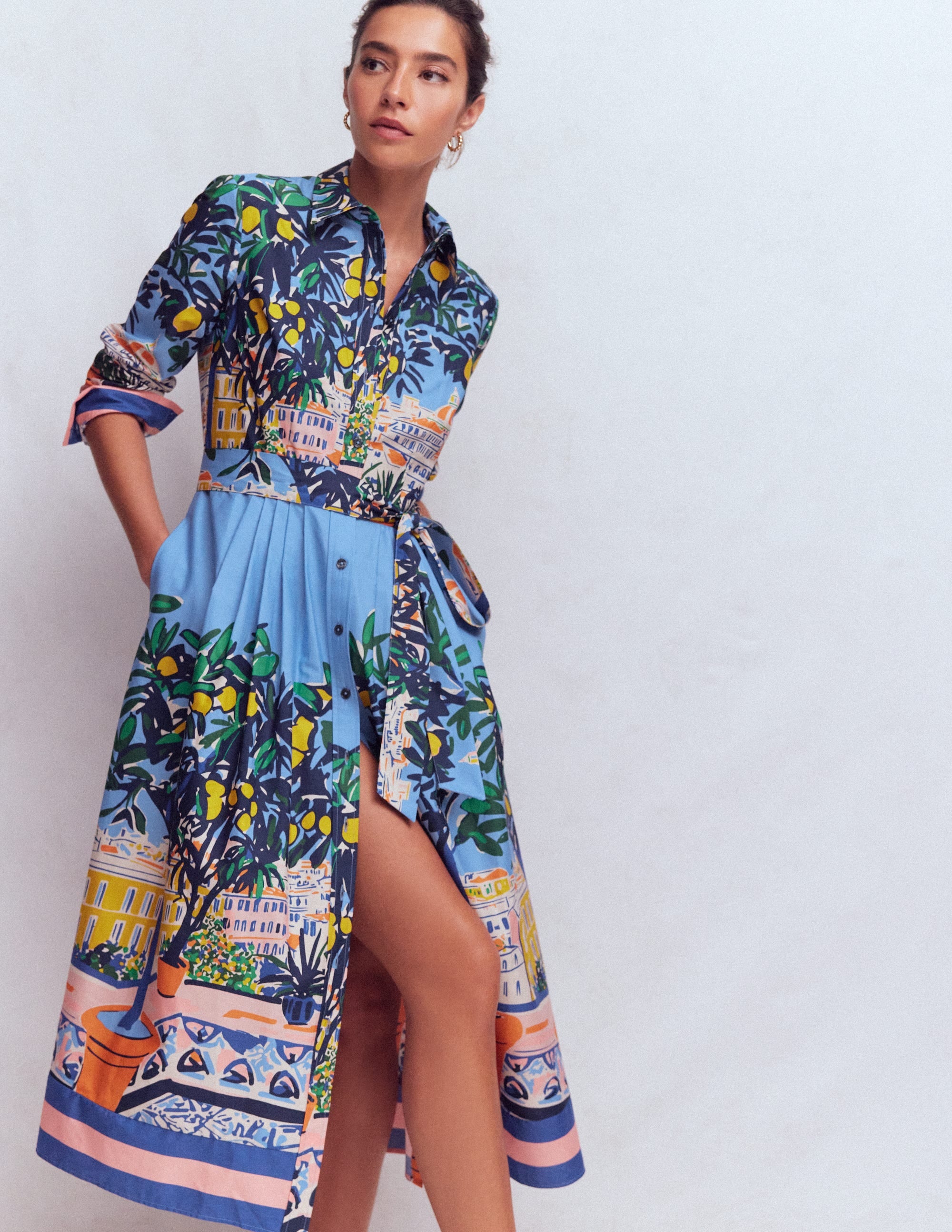 Alexa Midi-Hemdblusenkleid aus Baumwolle-Bunt Balkonszene - Image 4
