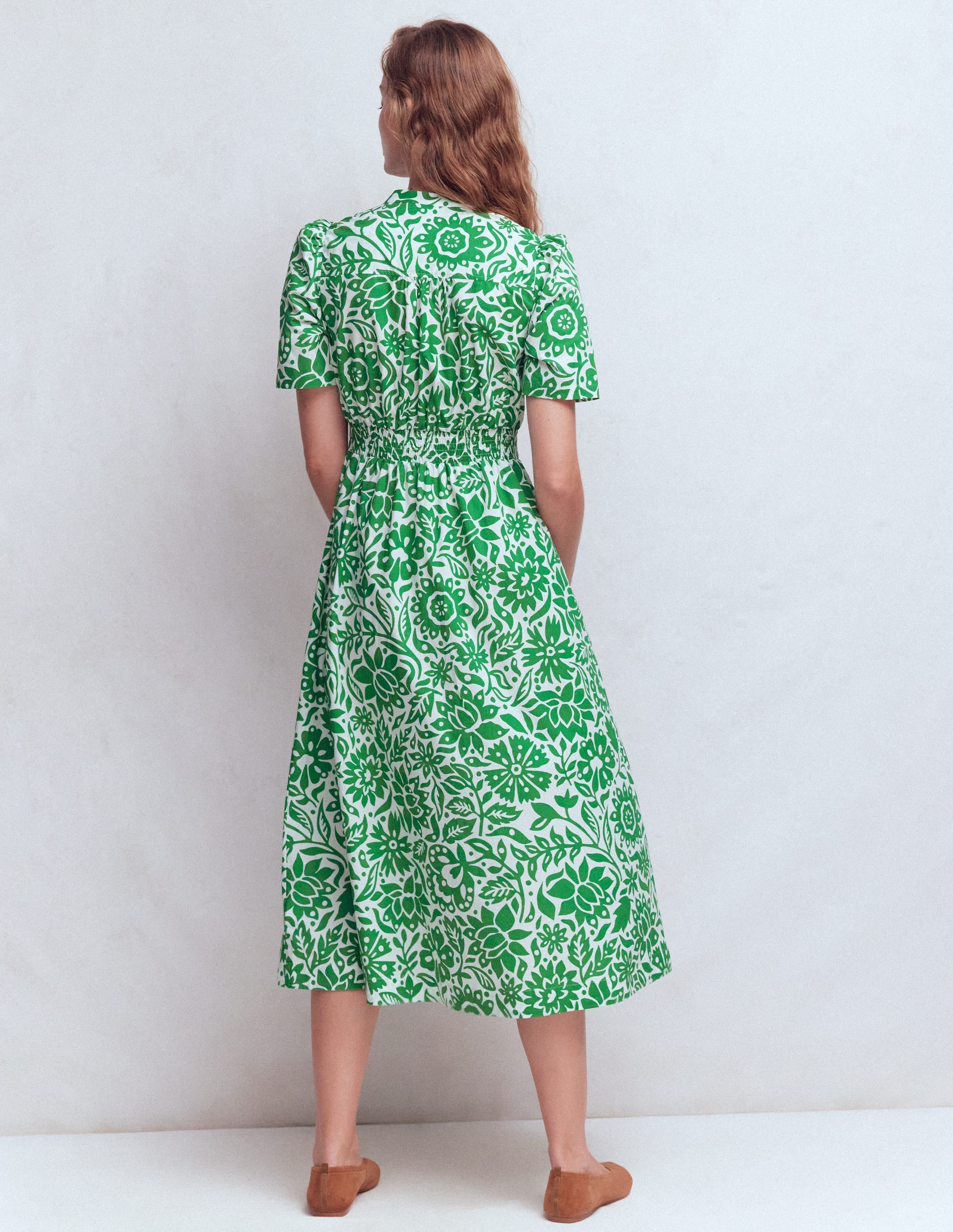 Ivy Baumwoll-Midikleid mit Knopfleiste-Saftiges Grün, Großflächiges Wiesenmuster - Image 3
