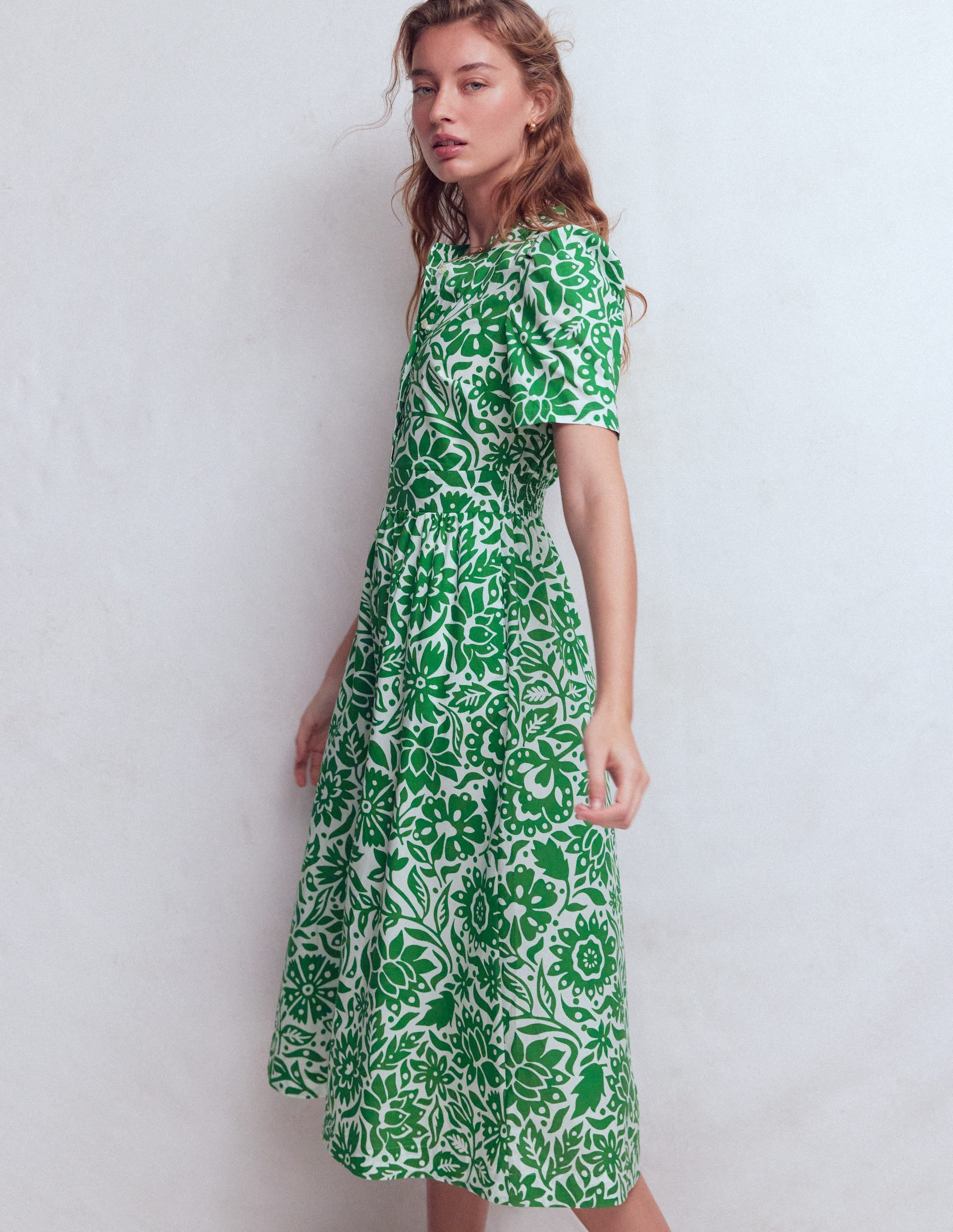 Ivy Baumwoll-Midikleid mit Knopfleiste-Saftiges Grün, Großflächiges Wiesenmuster - Image 5