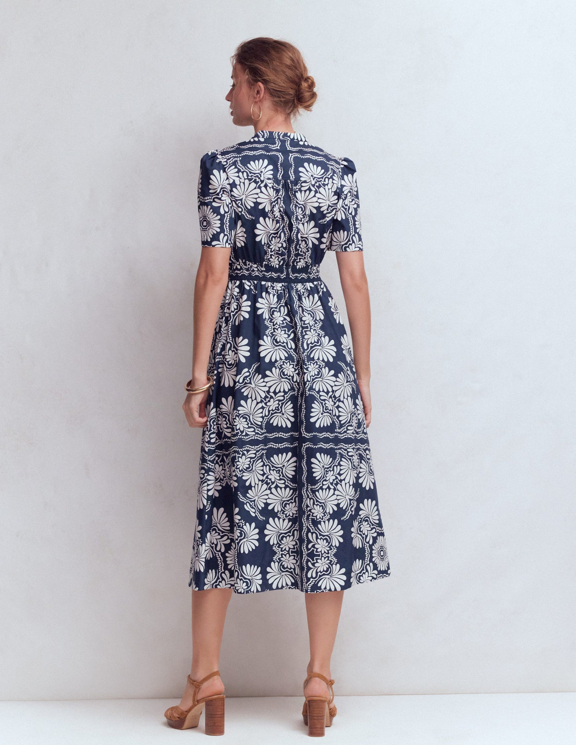Robe midi bleu marine avec encolure en V Robe midi bleu marine avec encolure en V