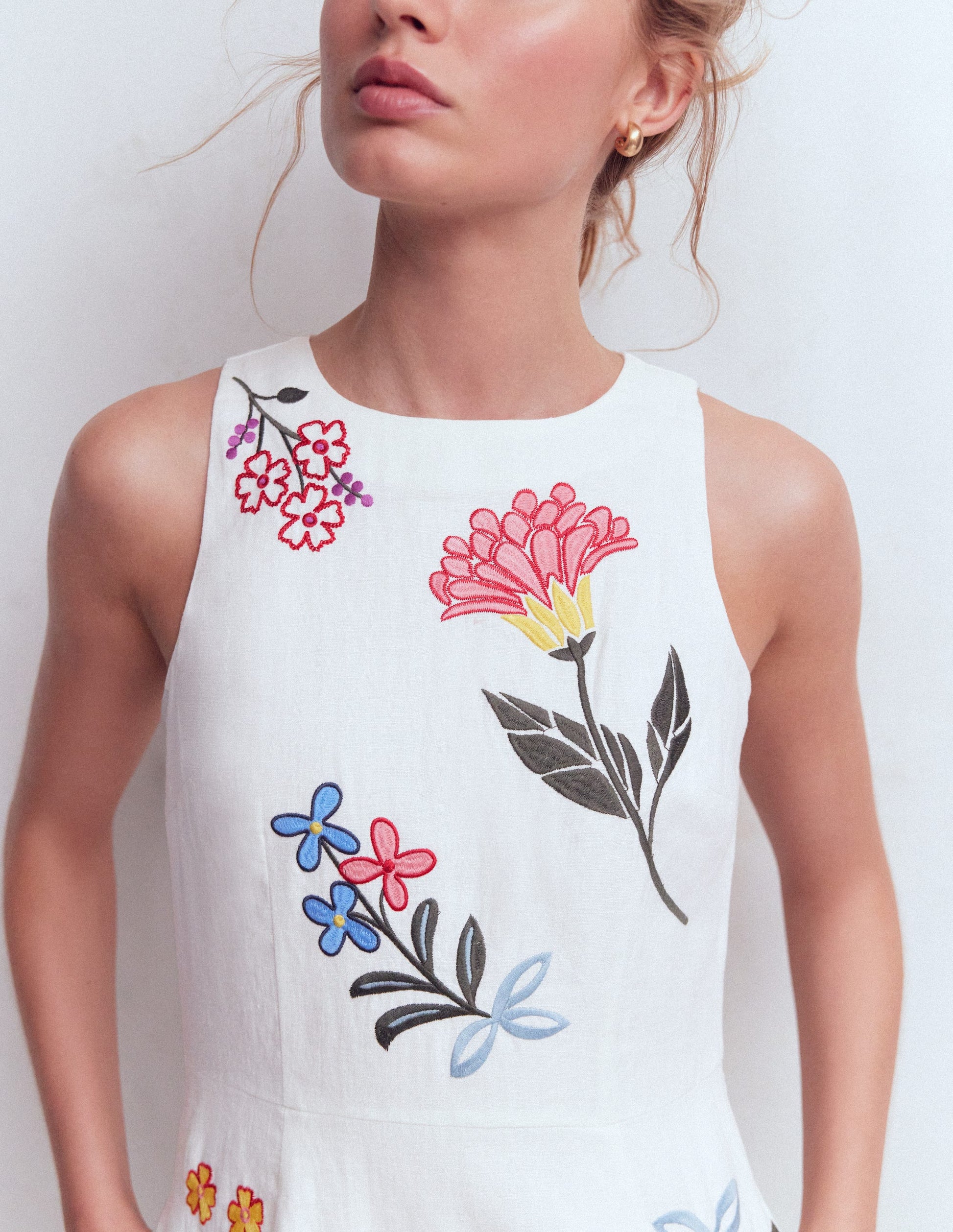 Kurzes Leinenkleid für besondere Anlässe-Weiß Stickerei-2