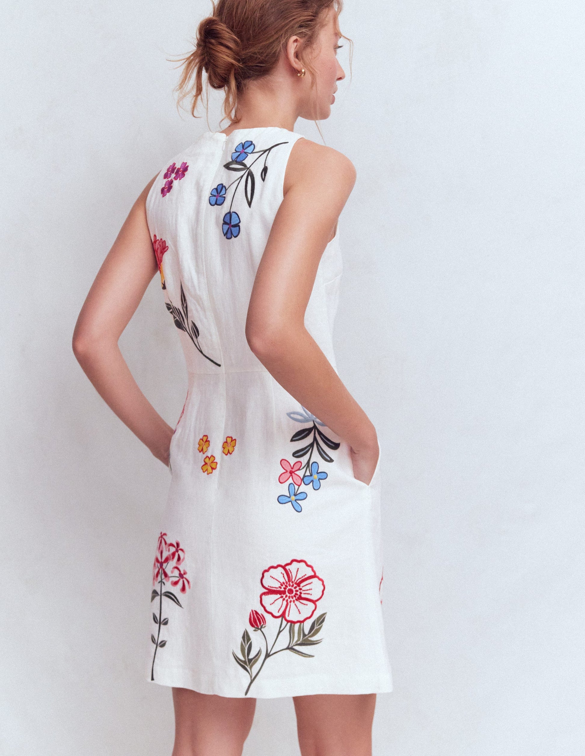 Kurzes Leinenkleid für besondere Anlässe-Weiß Stickerei-3