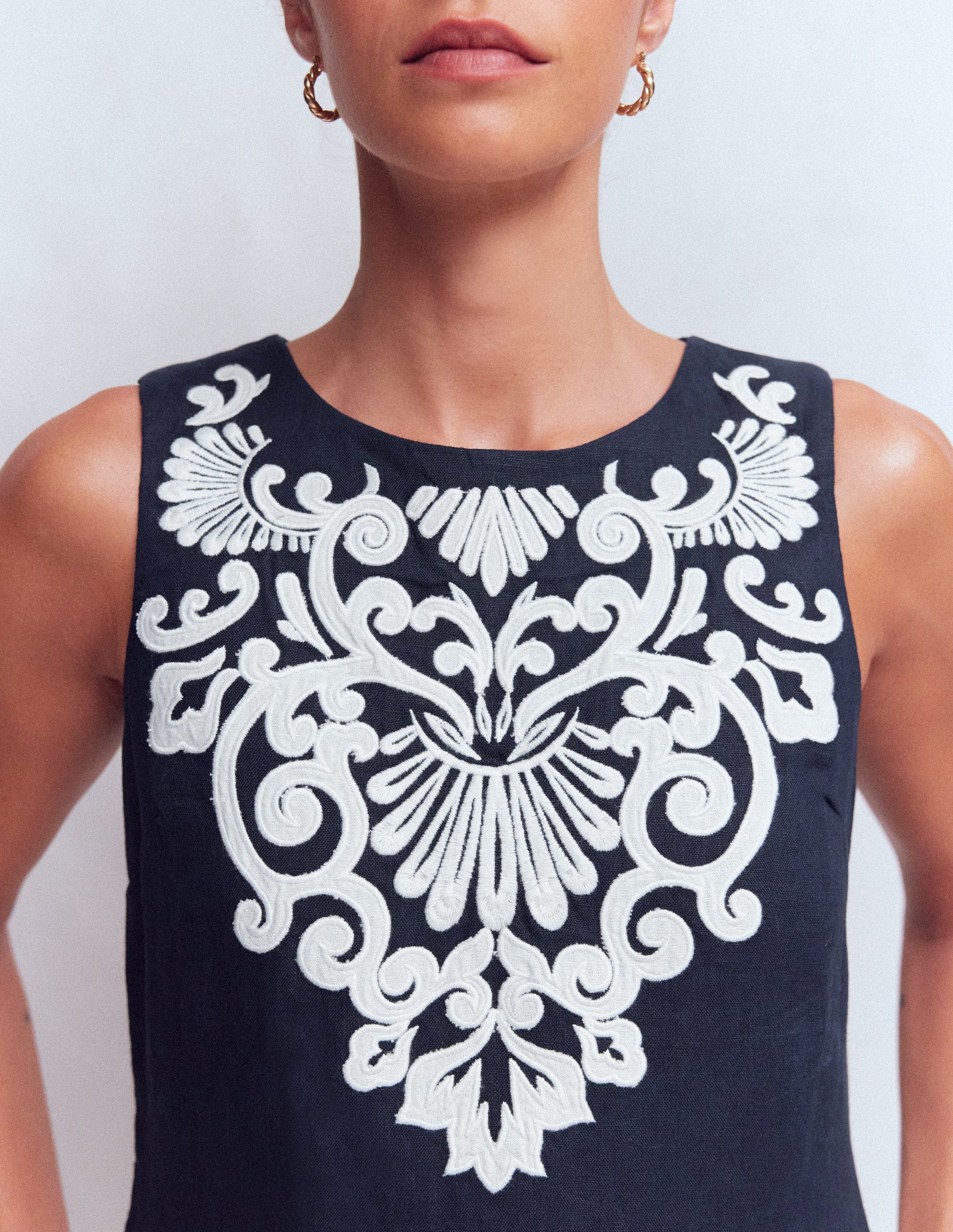 Etuikleid aus Leinen-Navy, Stickerei-2