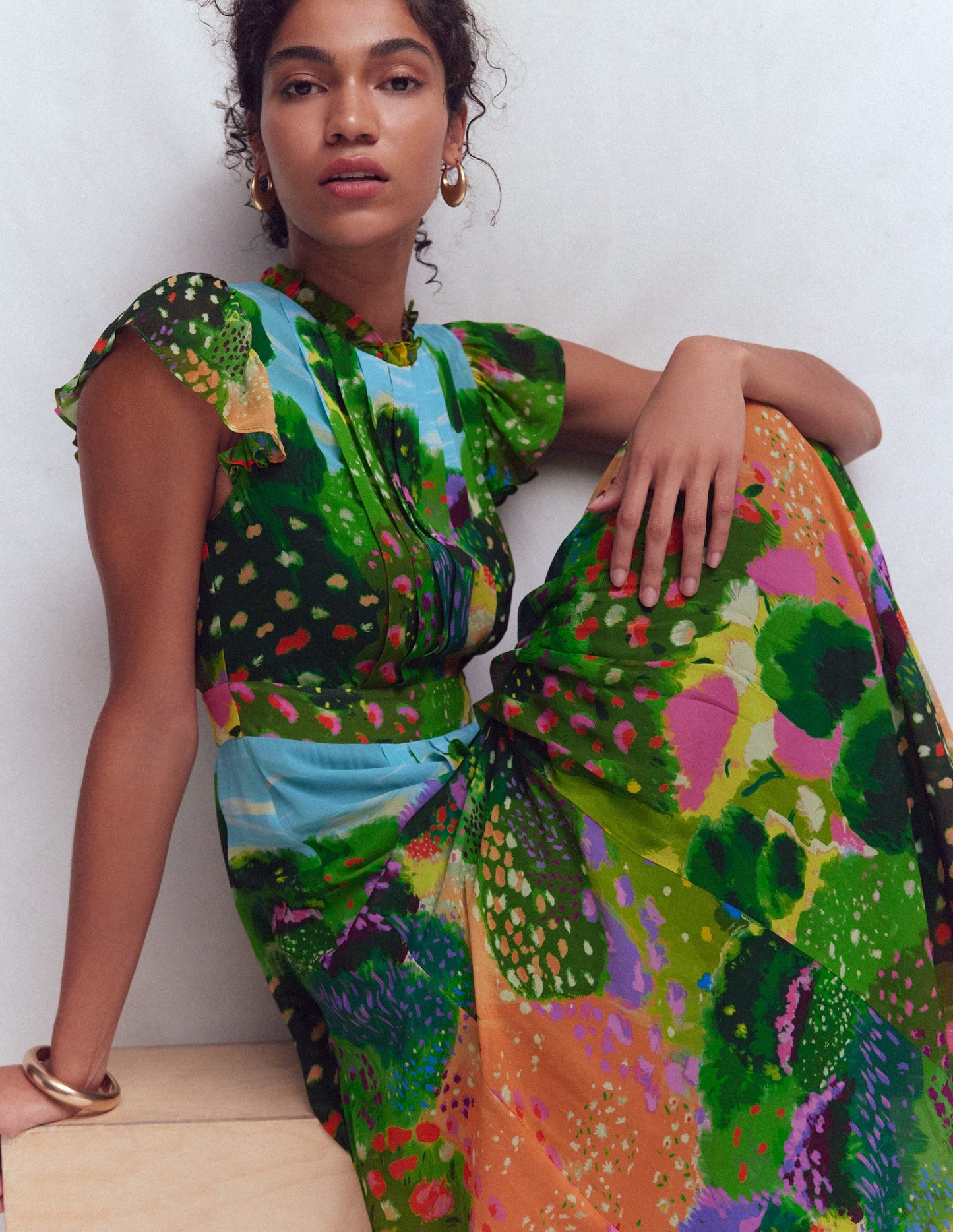 Plissiertes Maxikleid mit Rüschen-Gartenmuster