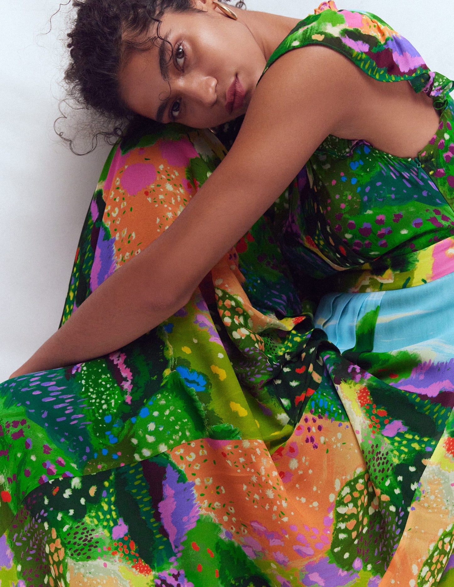 Plissiertes Maxikleid mit Rüschen-Gartenmuster