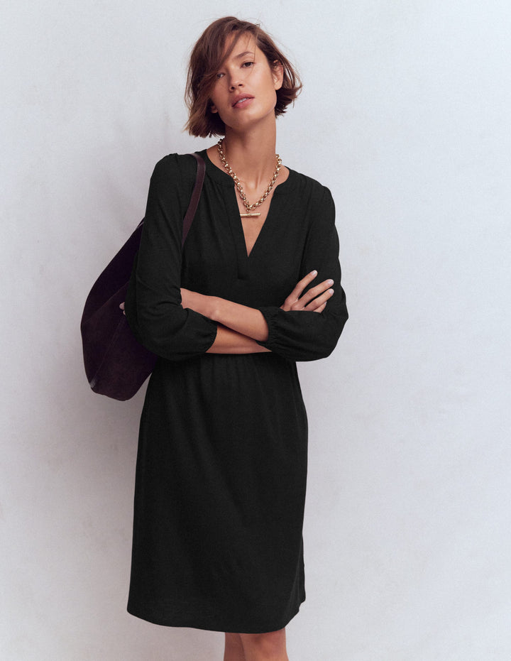 Cathy Jerseykleid mit gekerbtem Ausschnitt-Schwarz