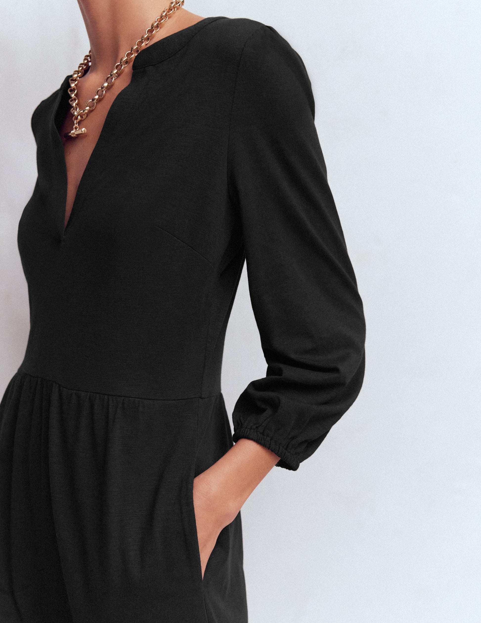 Cathy Jerseykleid mit gekerbtem Ausschnitt-Schwarz-2