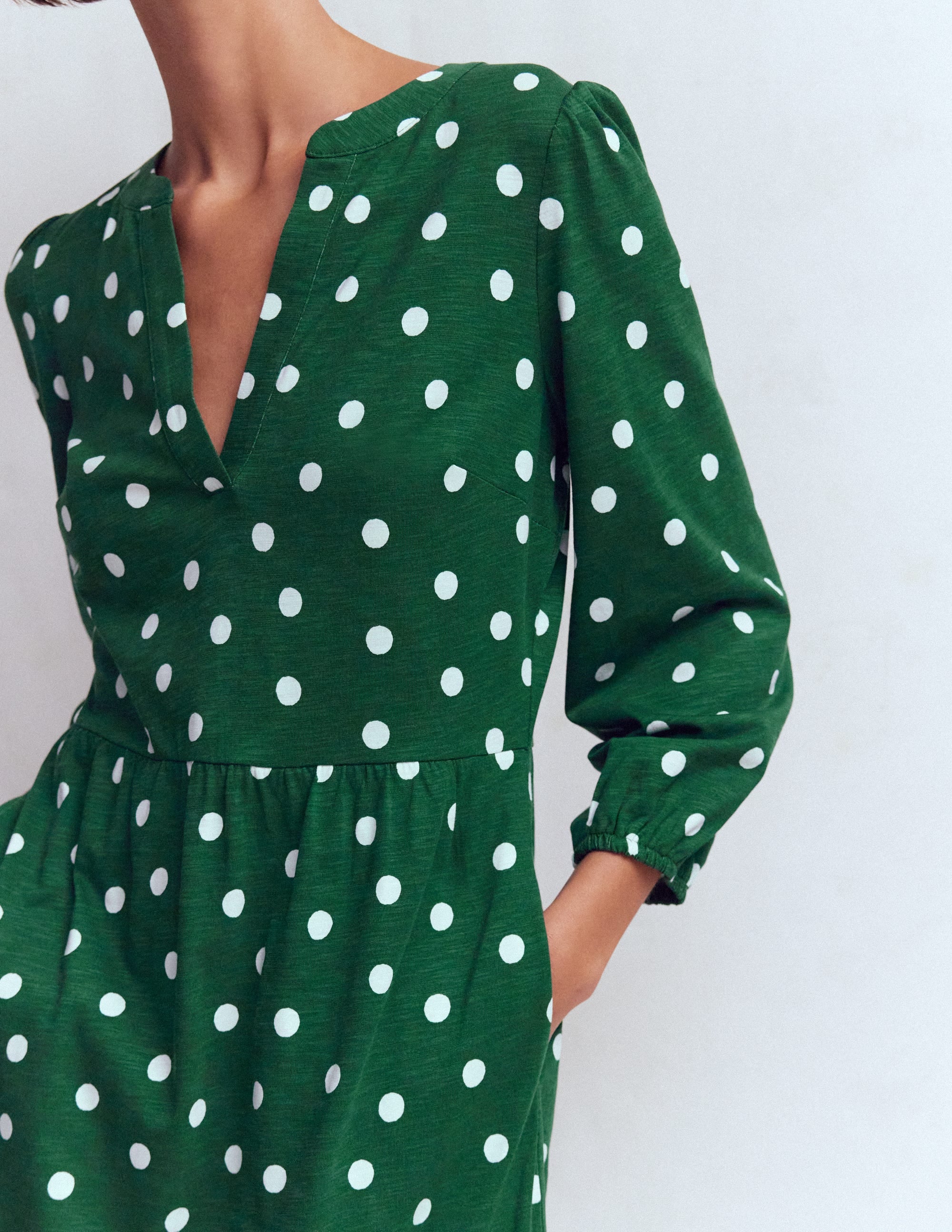 Cathy Jerseykleid mit gekerbtem Ausschnitt-Jägergrün, Gemalte Tupfen - Image 2