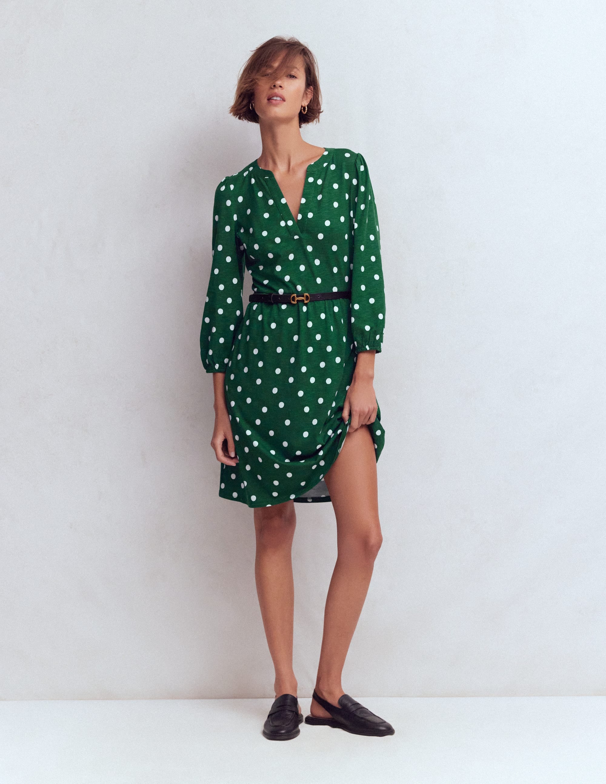 Cathy Jerseykleid mit gekerbtem Ausschnitt-Jägergrün, Gemalte Tupfen - Image 4