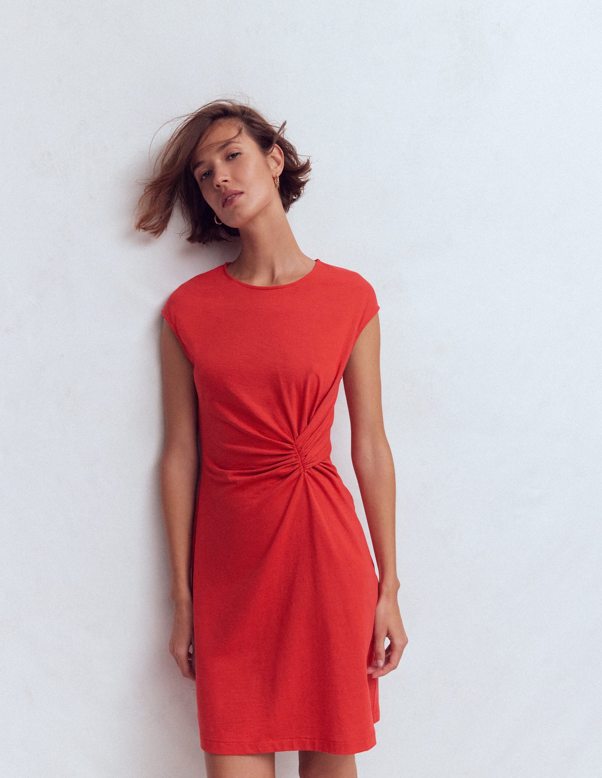 Delilah Kurzes Kleid mit Twistdetail-Korallenrot-3