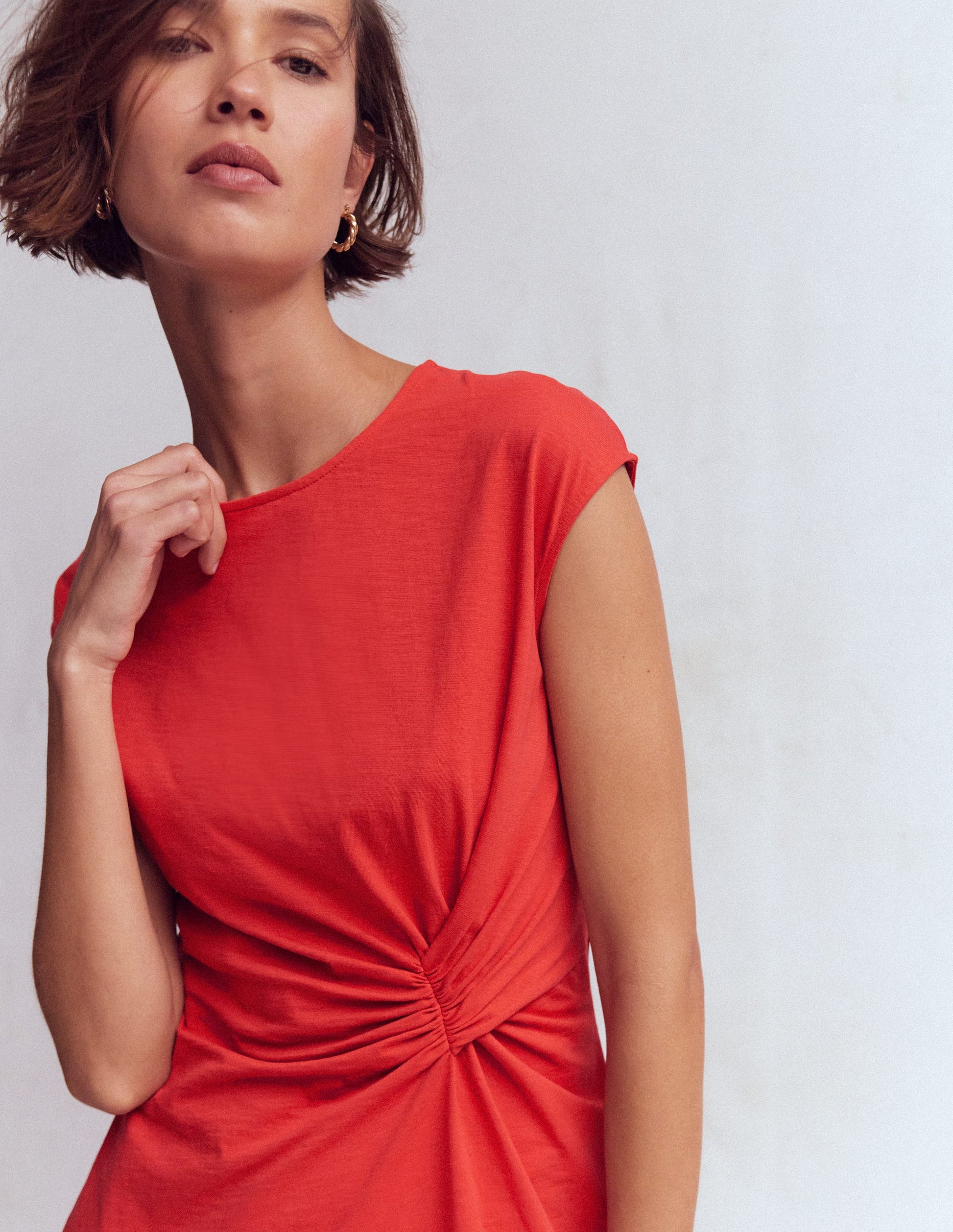 Delilah Kurzes Kleid mit Twistdetail-Korallenrot-4