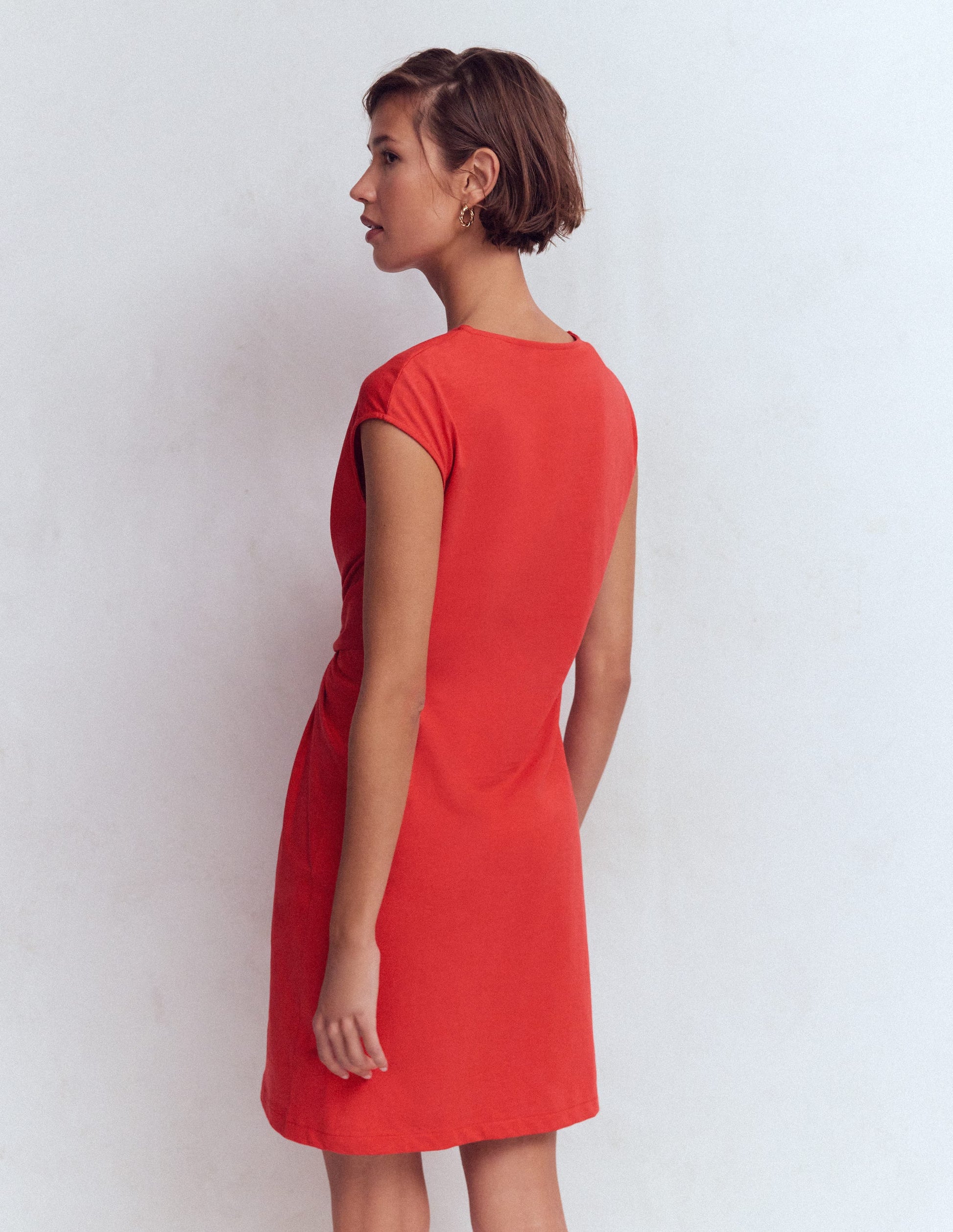 Delilah Kurzes Kleid mit Twistdetail-Korallenrot-5