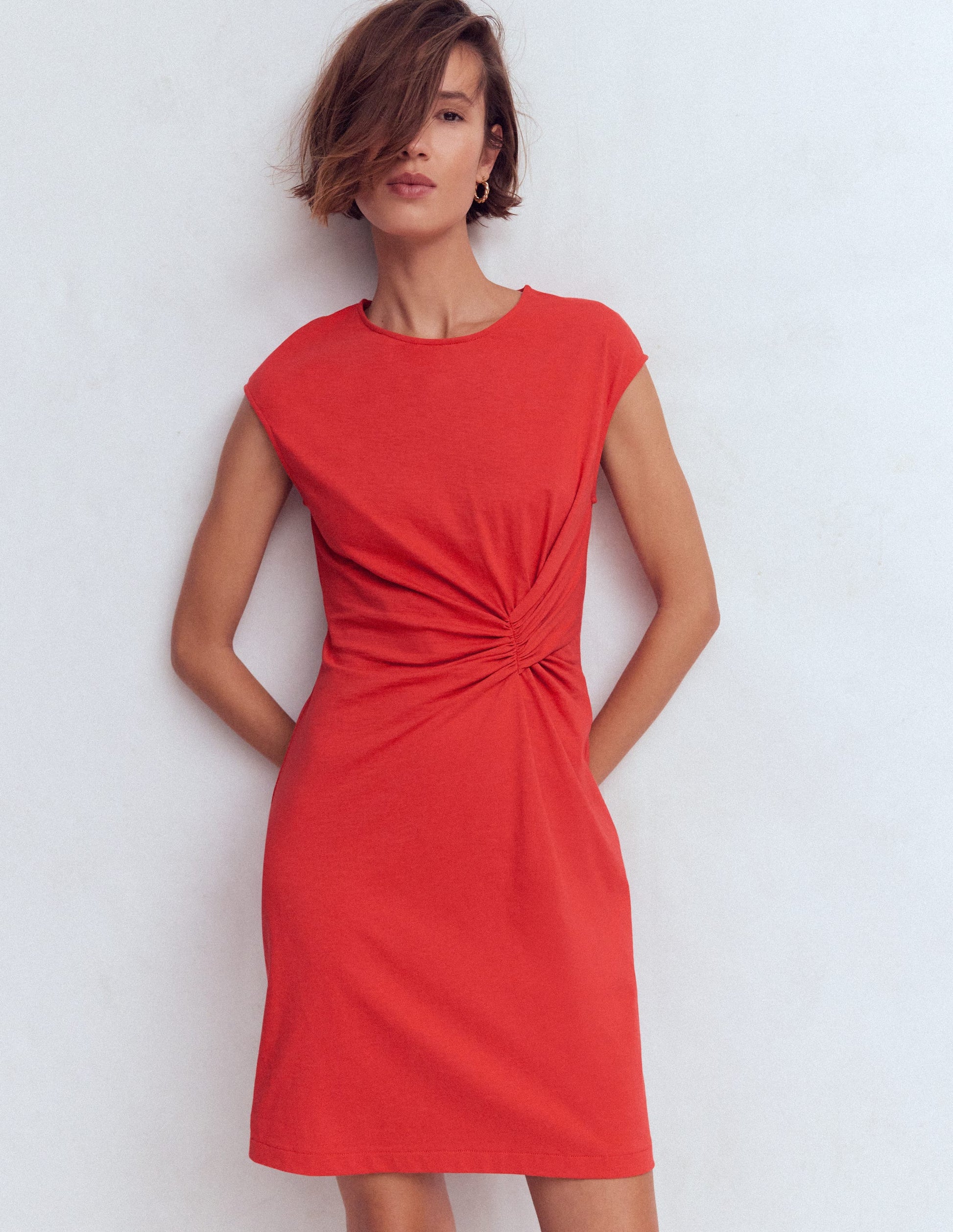 Delilah Kurzes Kleid mit Twistdetail-Korallenrot-7