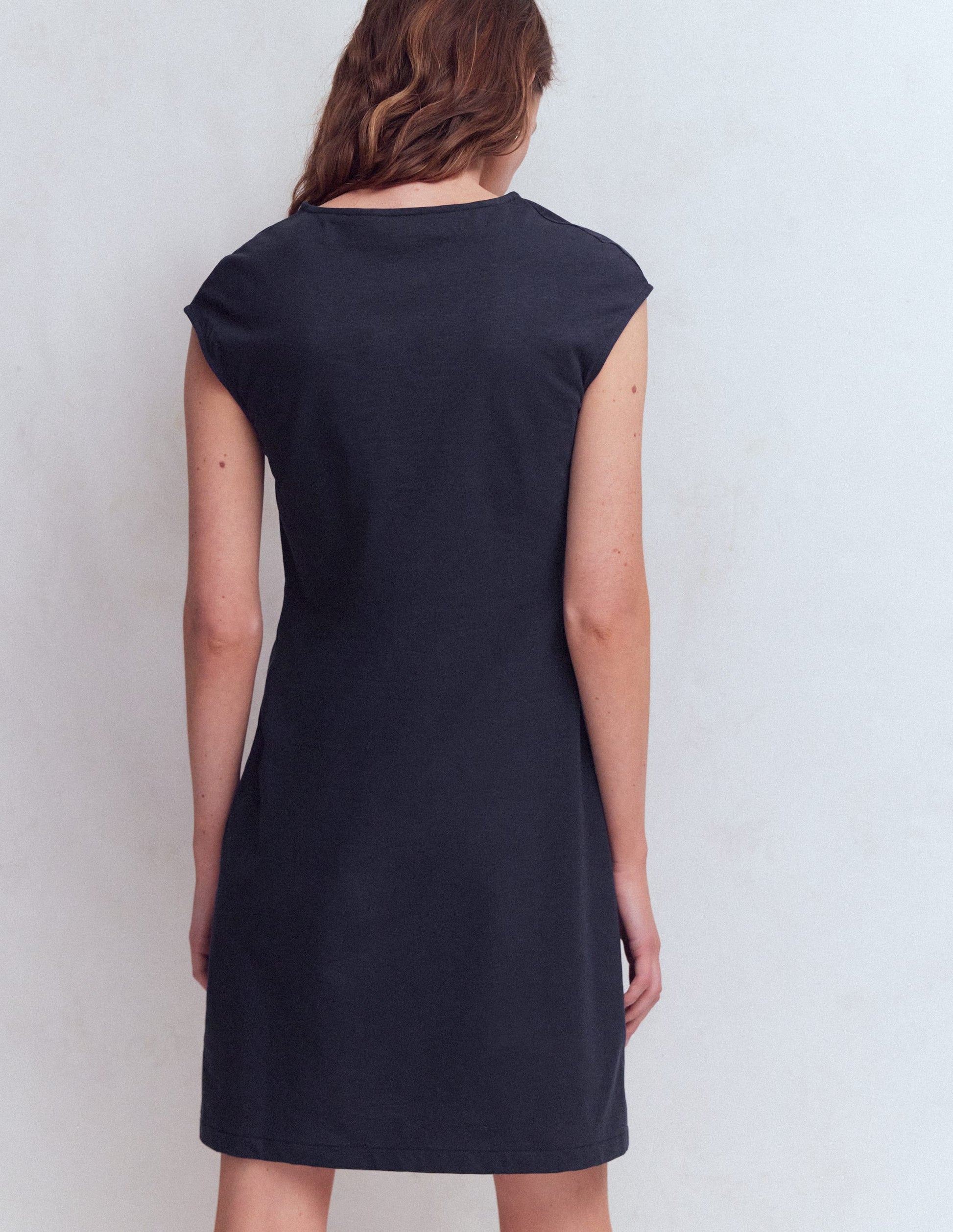 Delilah Kurzes Kleid mit Twistdetail-Marineblau-3
