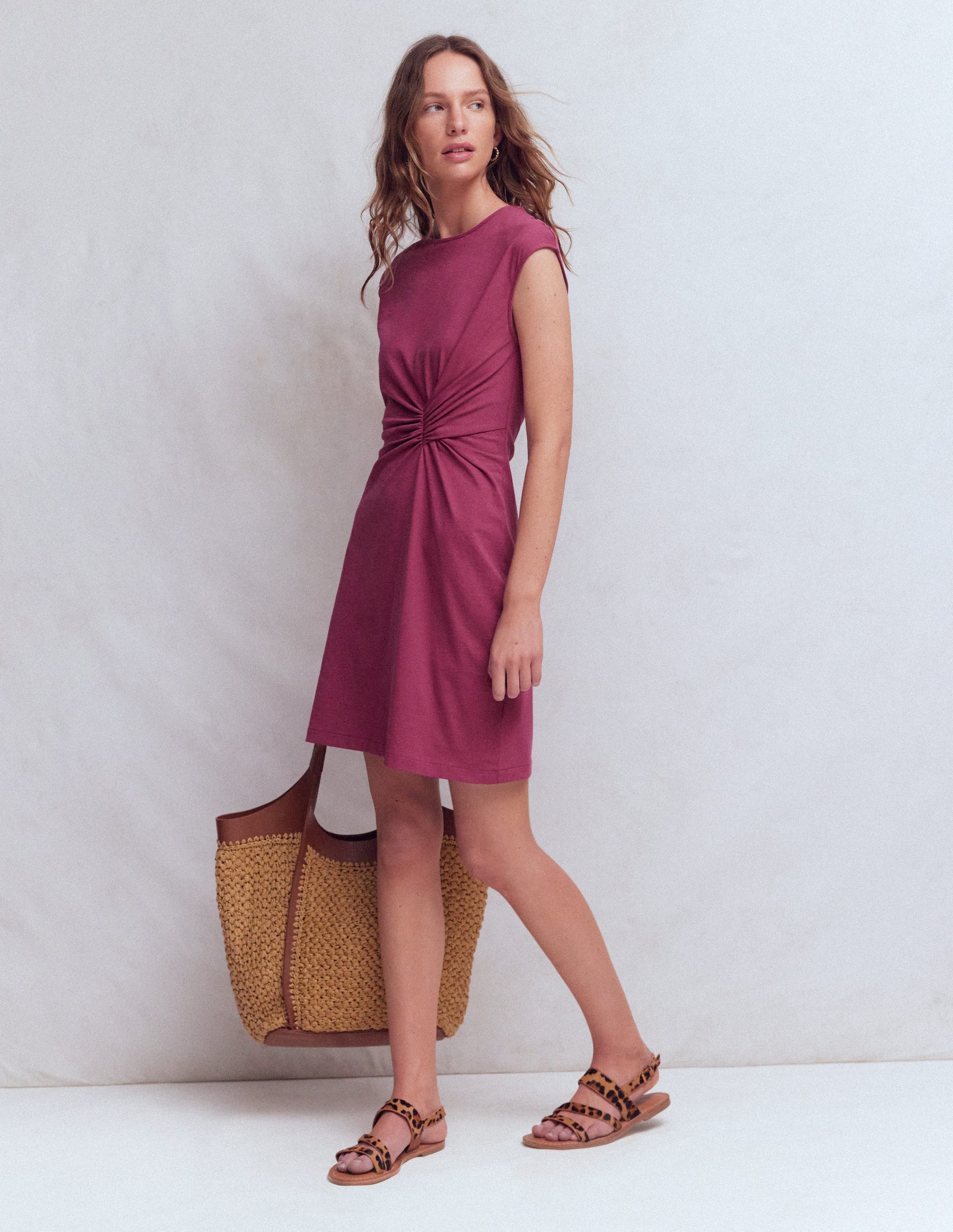 Delilah Kurzes Kleid mit Twistdetail-Himbeer-Coulis-4