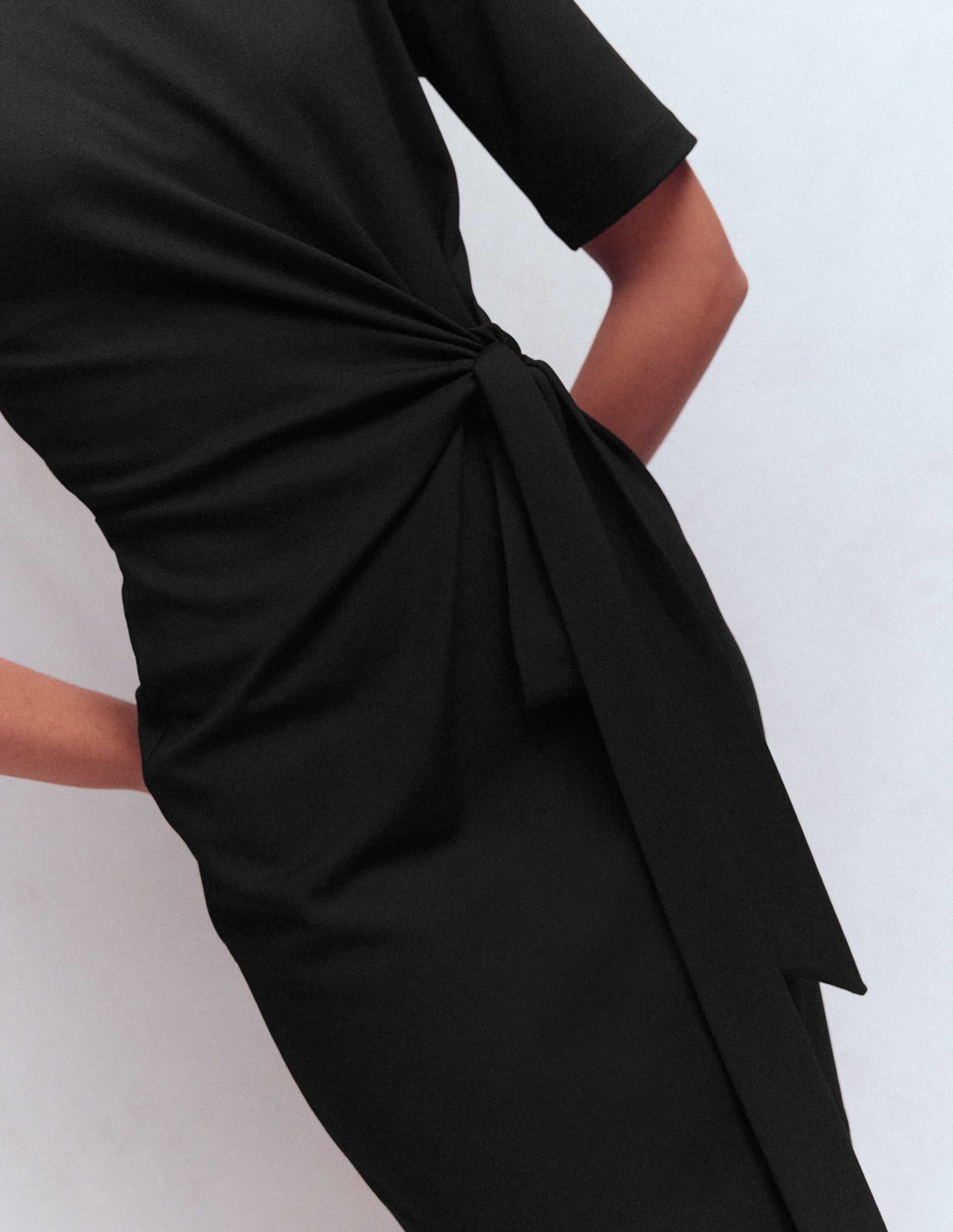 Zinnia Kurzes Ponte-Kleid zum Binden-Schwarz-2