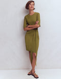Zinnia Kurzes Jerseykleid zum Binden-Olive