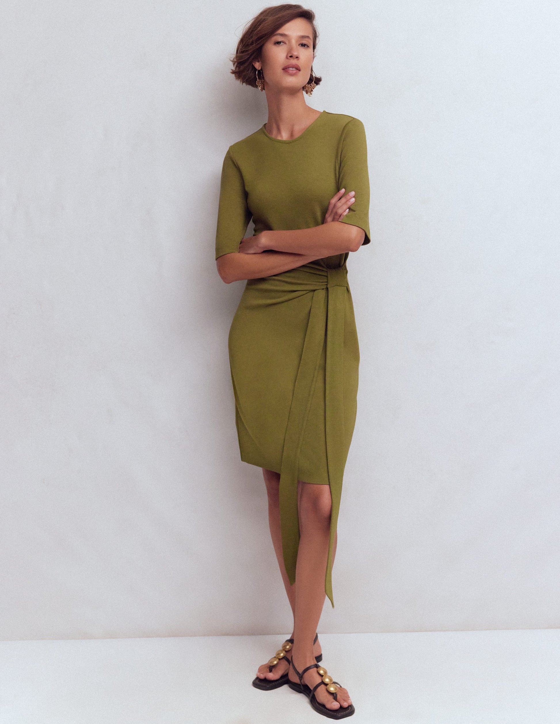 Zinnia Kurzes Jerseykleid zum Binden-Olive-3