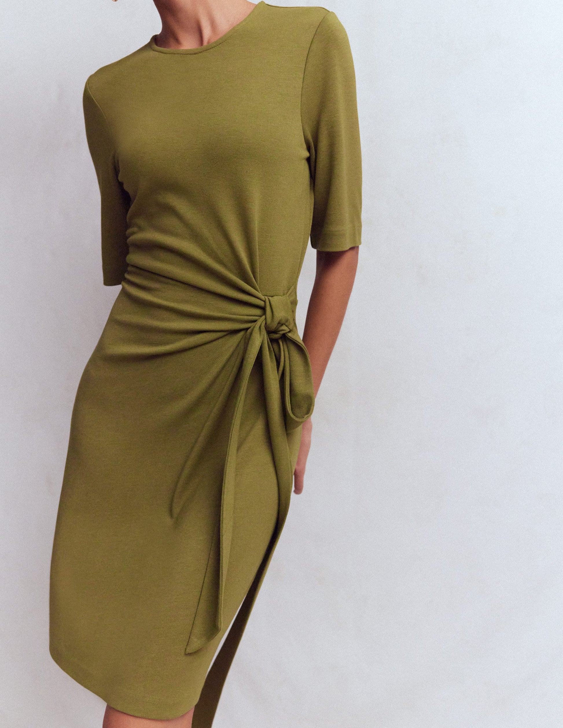 Zinnia Kurzes Jerseykleid zum Binden-Olive-4