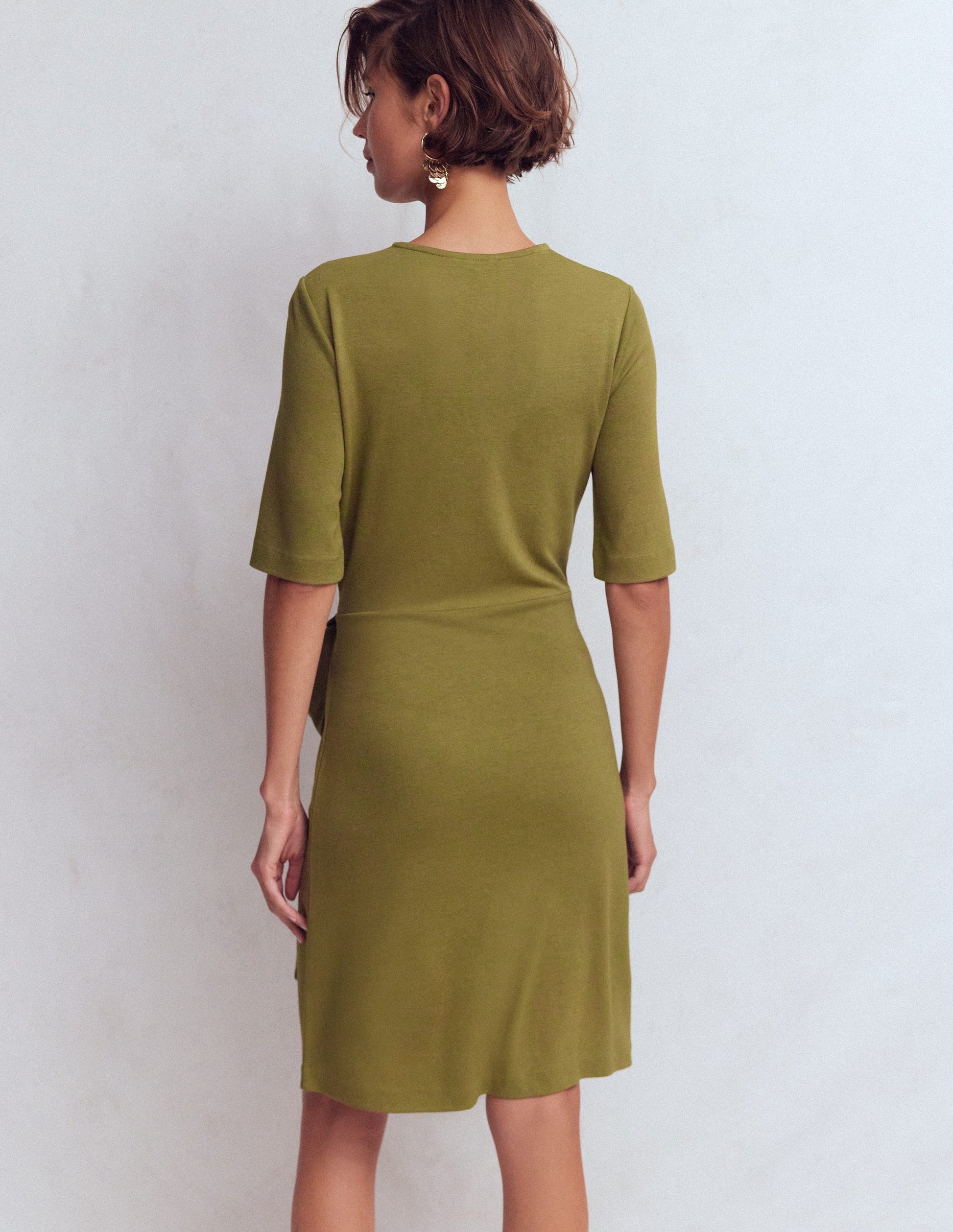 Zinnia Kurzes Jerseykleid zum Binden-Olive-5
